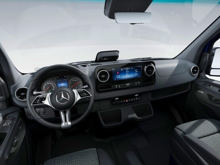 A Mercedes-Benz Sprinter zárt áruszállító vezetőfülkéje a PRO felszereltségváltozatban.