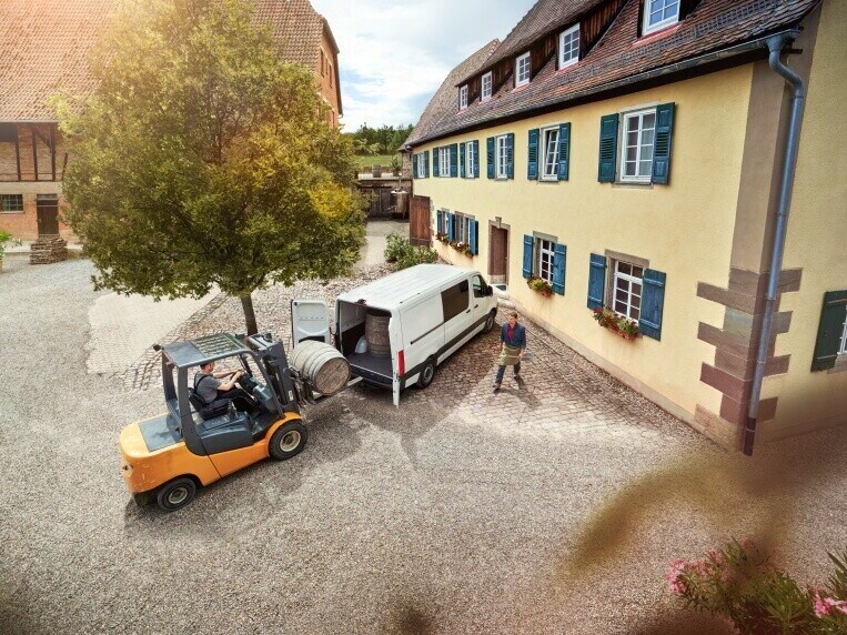 Egy megrakodott Mercedes-Benz Sprinter zárt áruszállító.