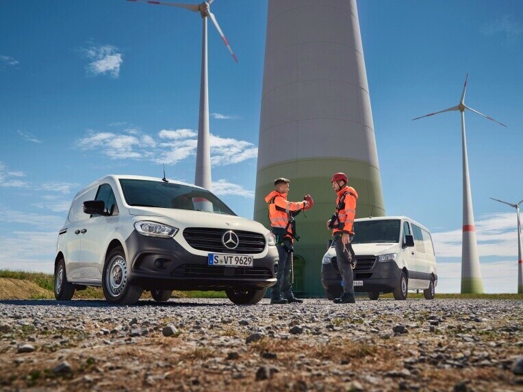 Két Mercedes-Benz kishaszongépjármű egy építkezésen.