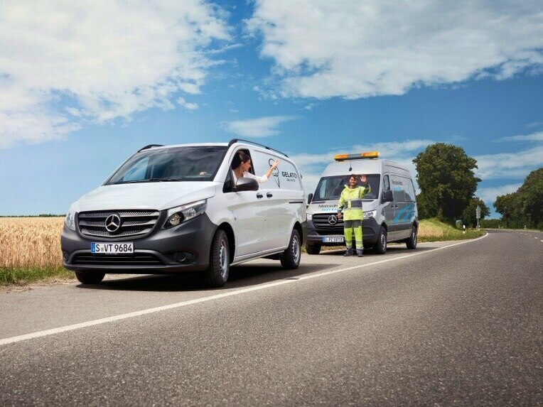 Egy Mercedes-Benz kishaszongépjármű szerviz közben.