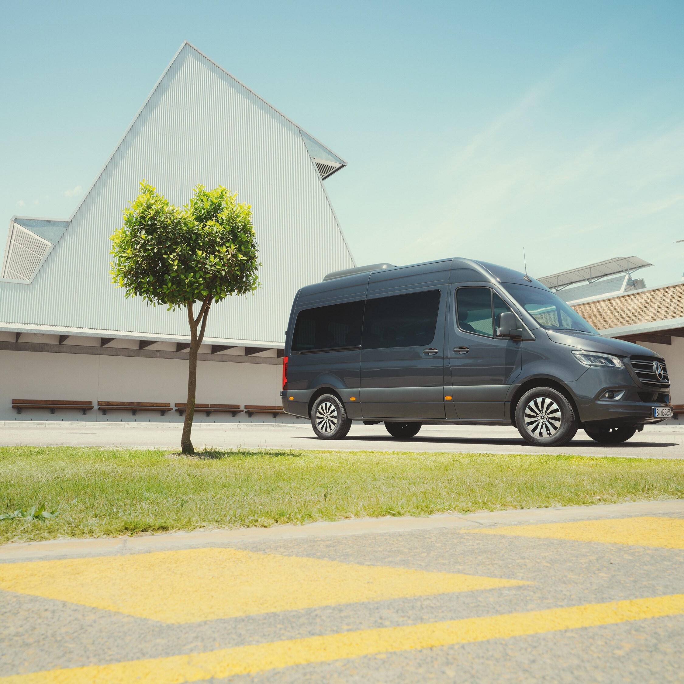 A Mercedes‑Benz Sprinter Tourer városi környezetben, a prémium személyszállításra helyezve a hangsúlyt