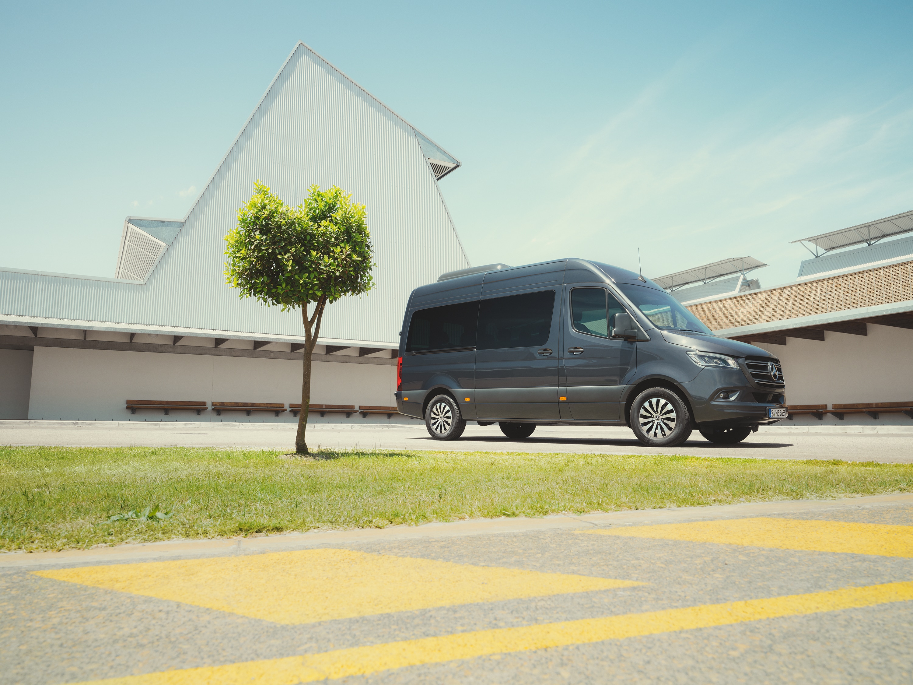 Sprinter Tourer | Minden Sprinter | Mercedes-Benz kishaszonjárművek A Mercedes‑Benz Sprinter Tourer városi környezetben, a prémium személyszállításra helyezve a hangsúlyt