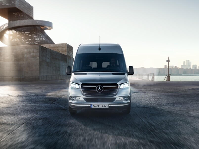 Foglaljon időpontot próbaútra, és ismerkedjen meg a Sprinter Tourer kiemelkedő felszereltségelemeivel!