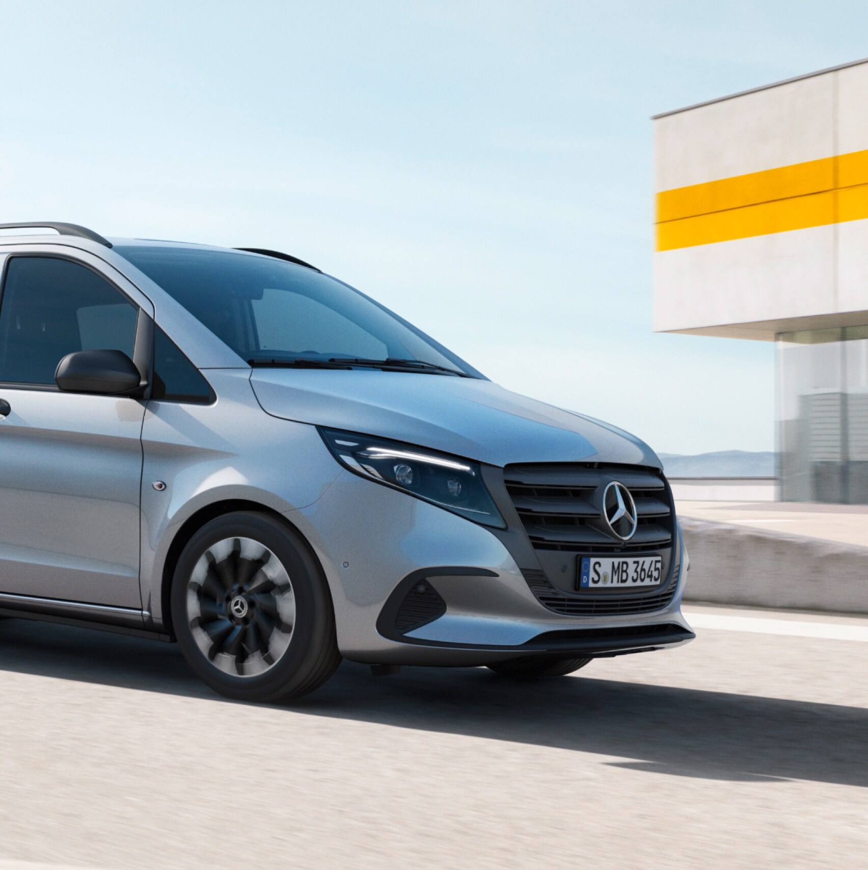 A Mercedes-Benz Vito Mixto egy többszintes parkolóház tetején.