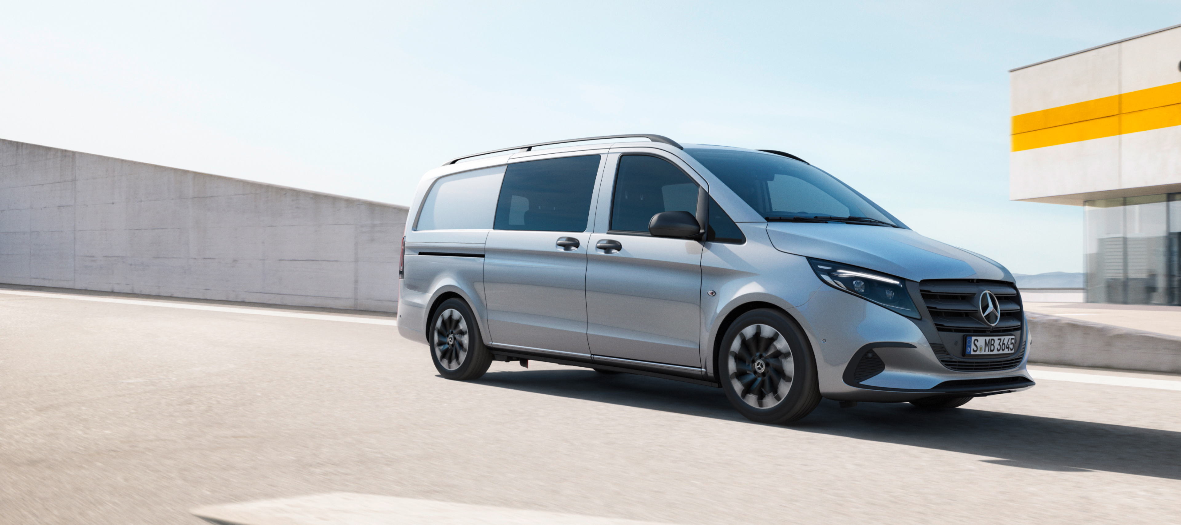 Járműösszehasonlítás | Vito Mixto | Mercedes-Benz A Mercedes-Benz Vito Mixto egy többszintes parkolóház tetején.