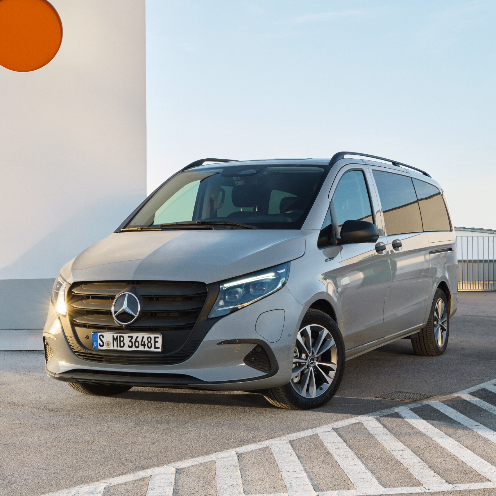 A Mercedes-Benz eVito Tourer egy parkolóház tetején.