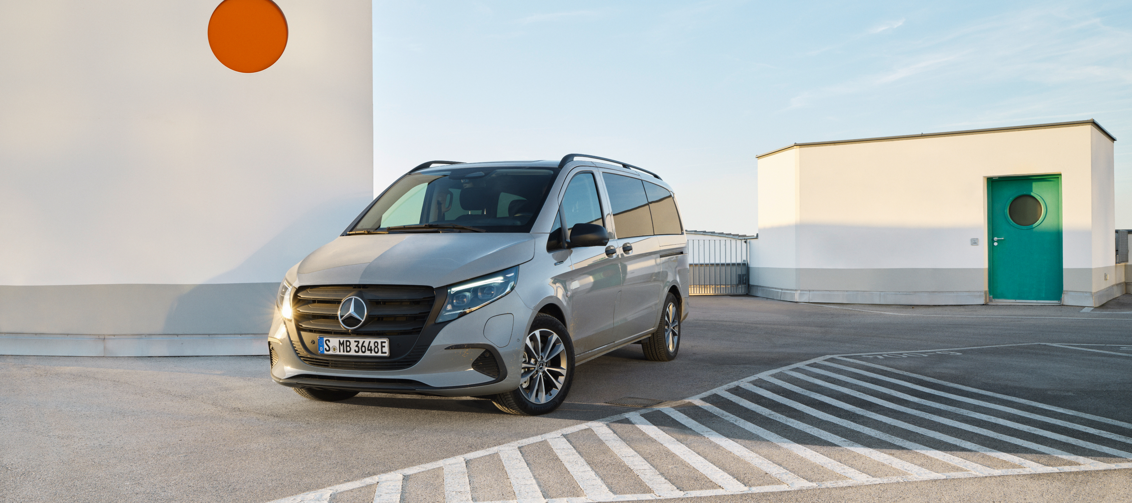 Járműösszehasonlítás | eVito Tourer | Mercedes-Benz A Mercedes-Benz eVito Tourer egy parkolóház tetején.