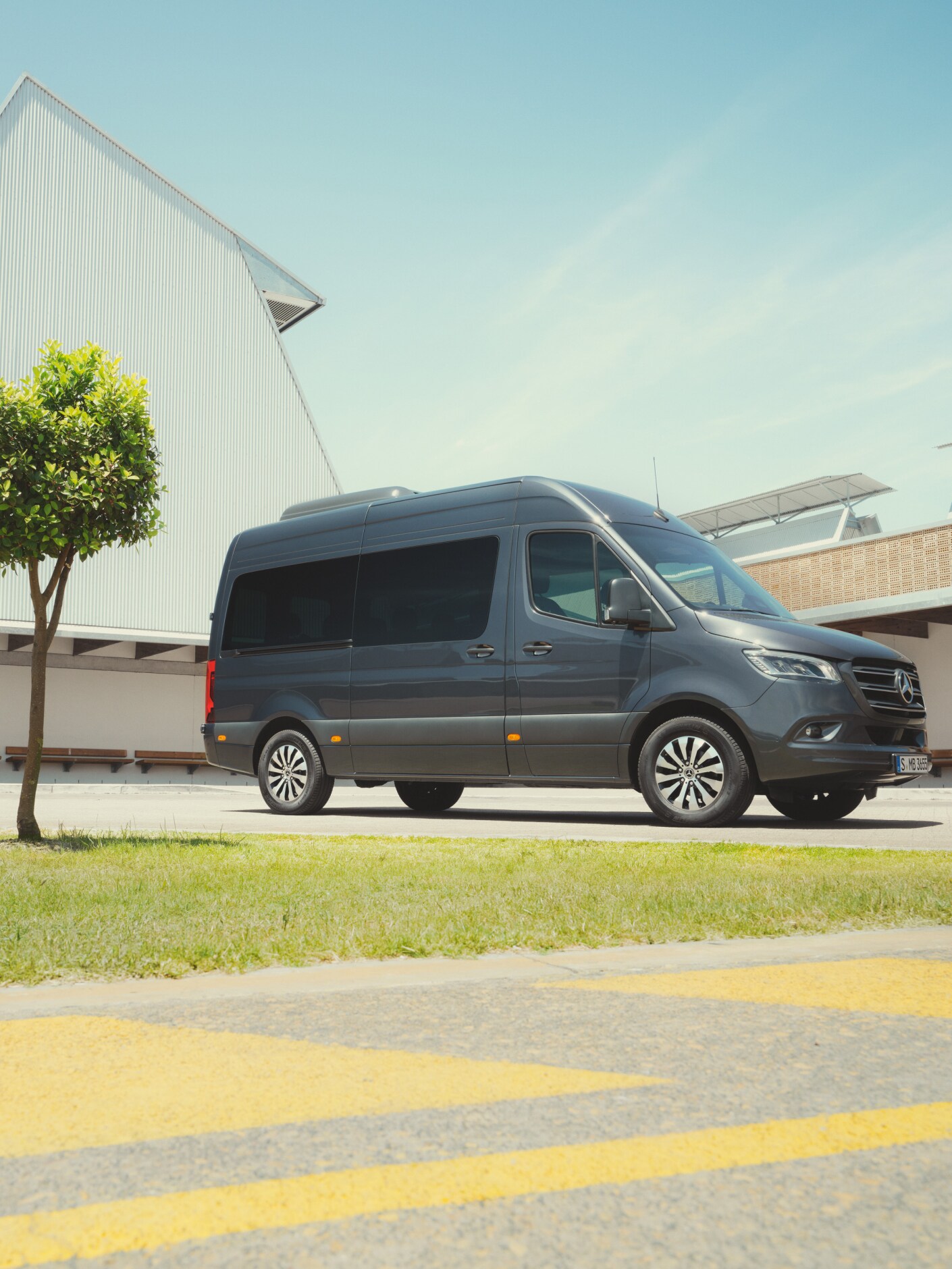 A Mercedes-Benz Sprinter Tourer egy parkolóban.