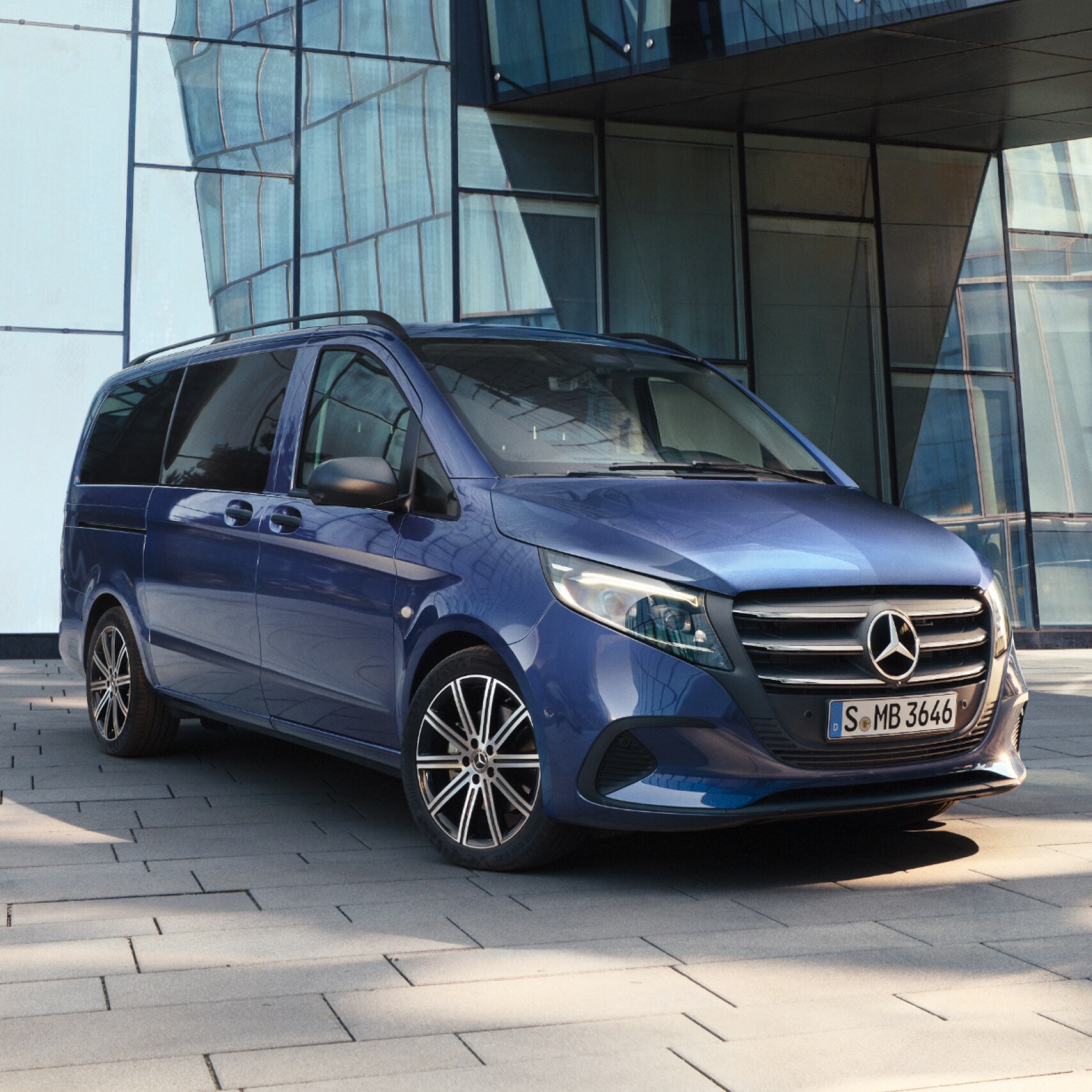 A Mercedes-Benz Vito Tourer egy irodaház előtt.