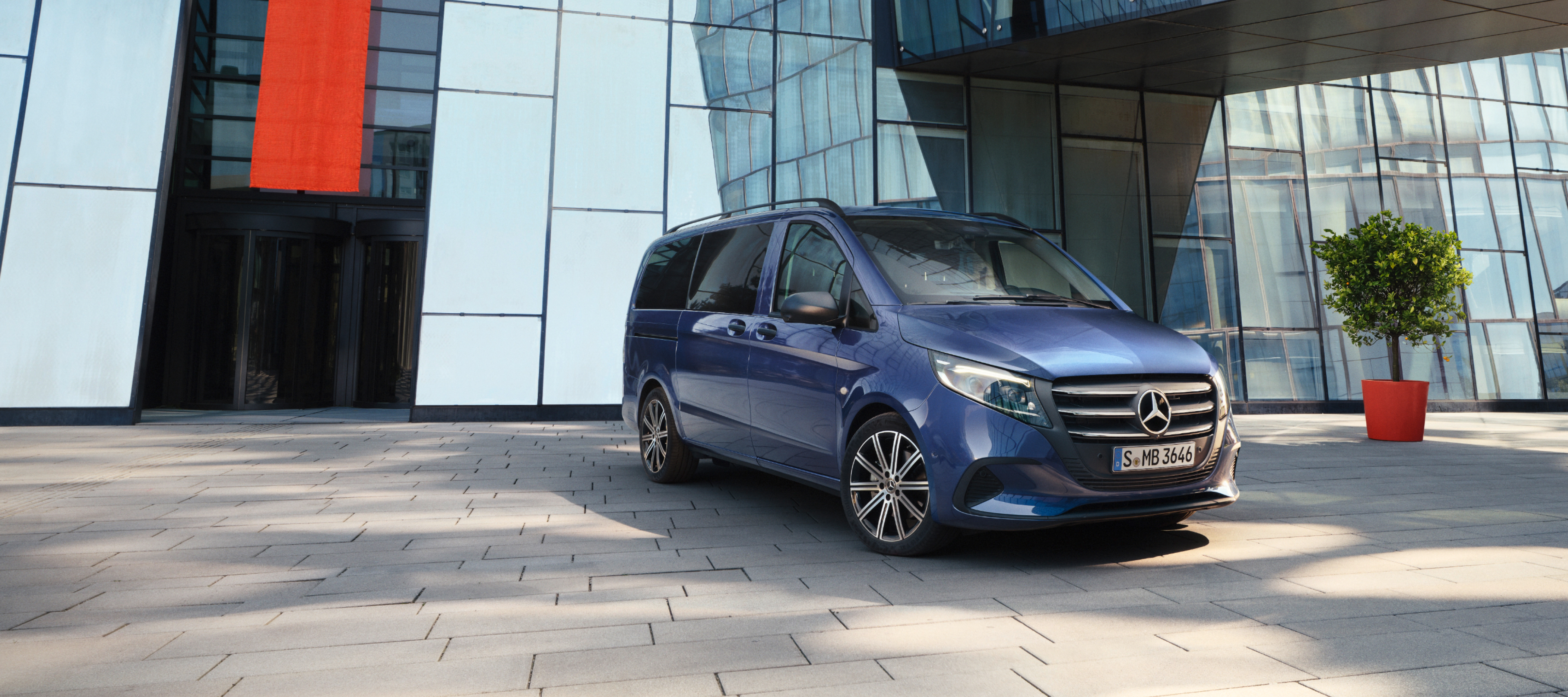 Járműösszehasonlítás | Vito Tourer | Mercedes-Benz A Mercedes-Benz Vito Tourer egy irodaház előtt.