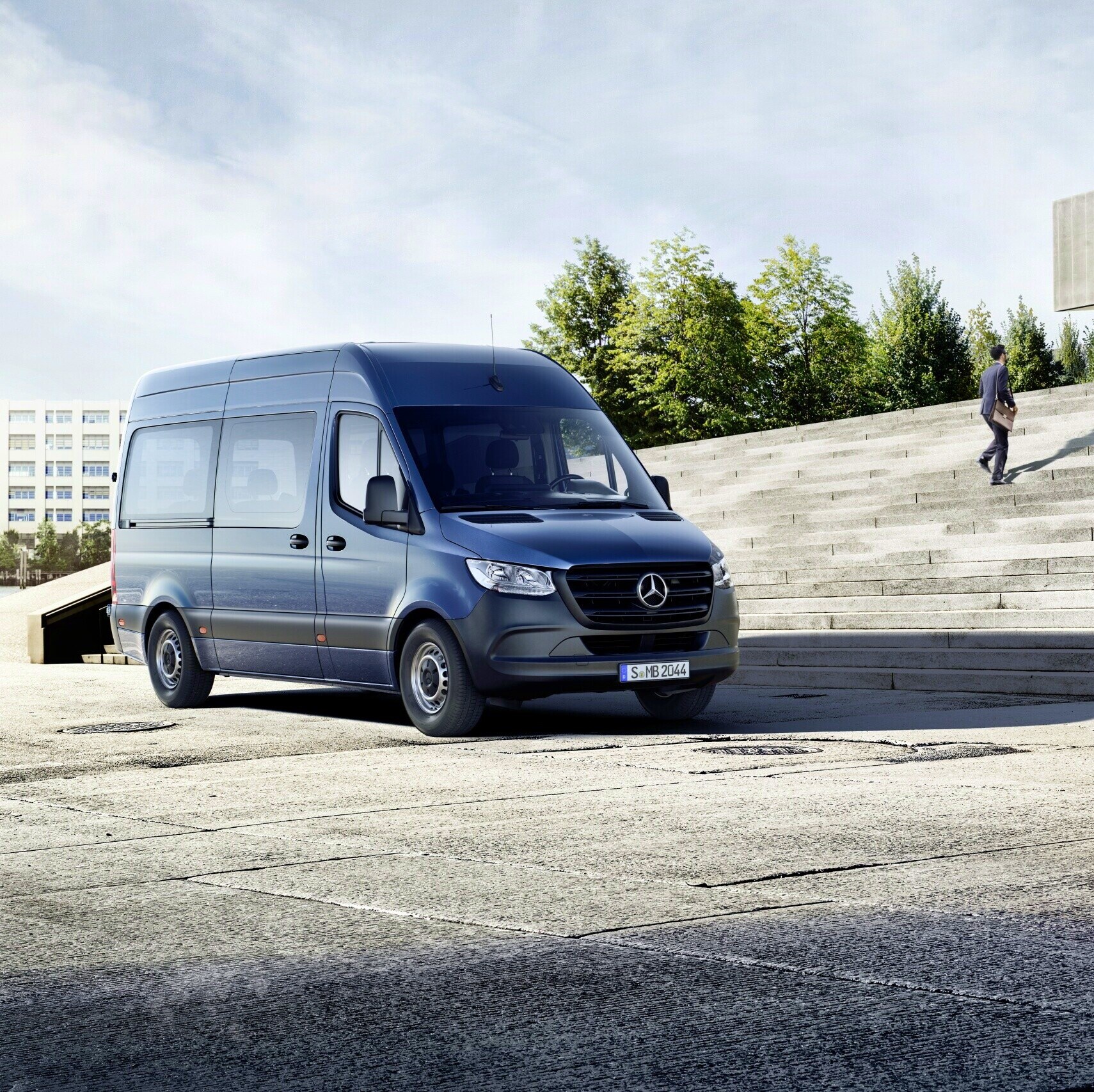 A Mercedes-Benz Sprinter Tourer egy épület előtt.