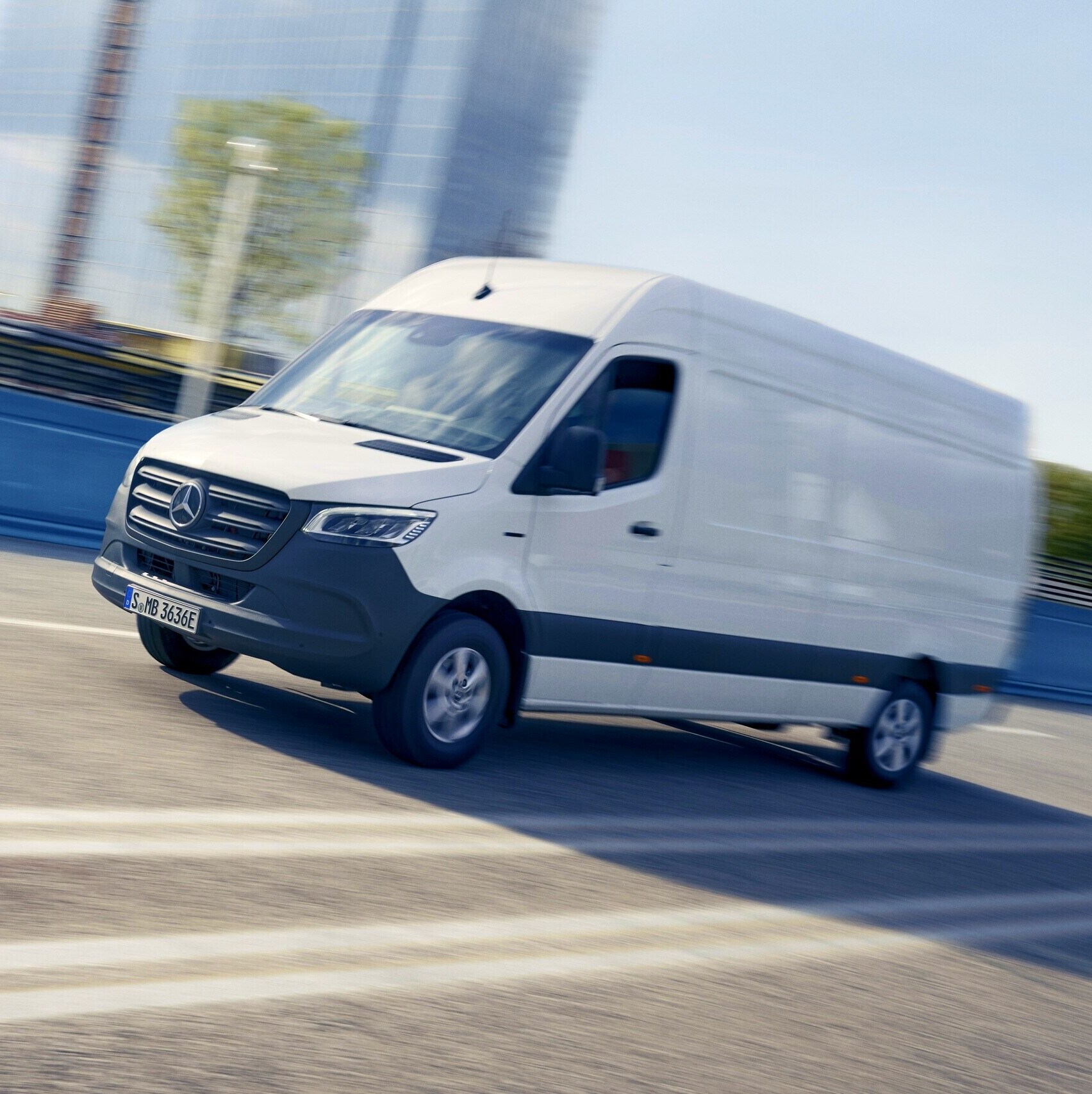 A Mercedes-Benz eSprinter zárt áruszállító a városközpontban.