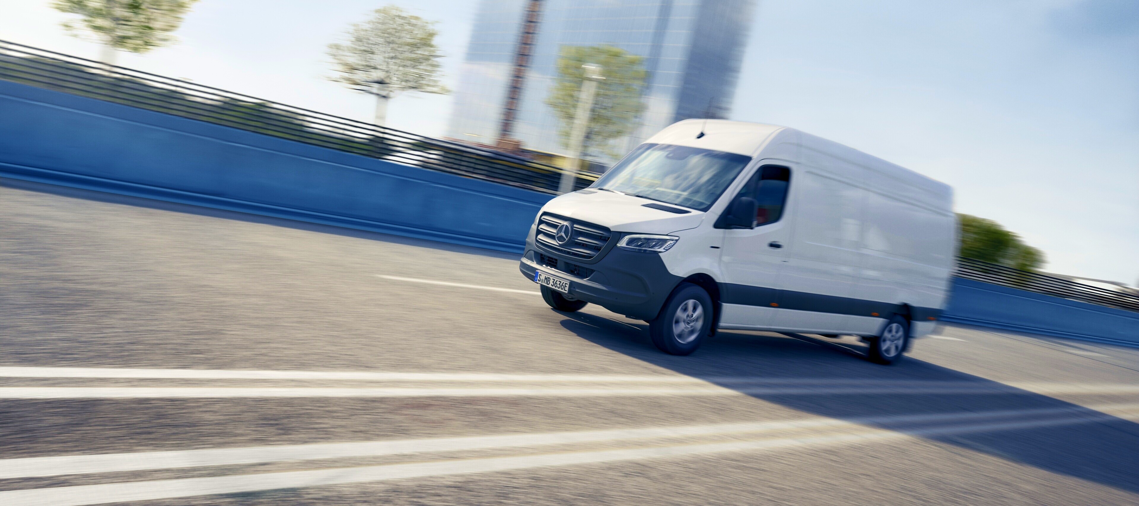 Járműösszehasonlítás | eSprinter zárt áruszállító | Mercedes-Benz A Mercedes-Benz eSprinter zárt áruszállító a városközpontban.