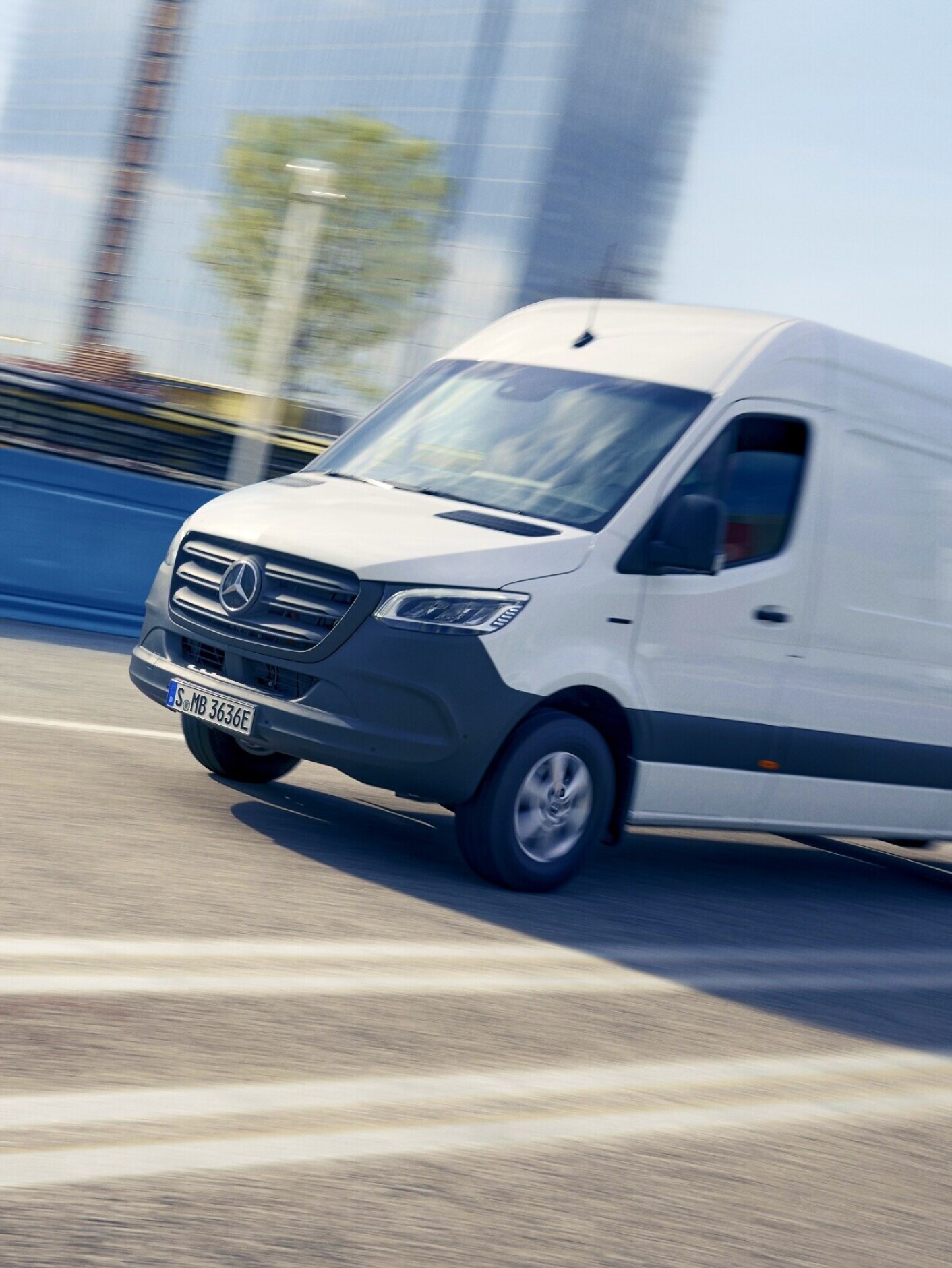 A Mercedes-Benz eSprinter zárt áruszállító a városközpontban.