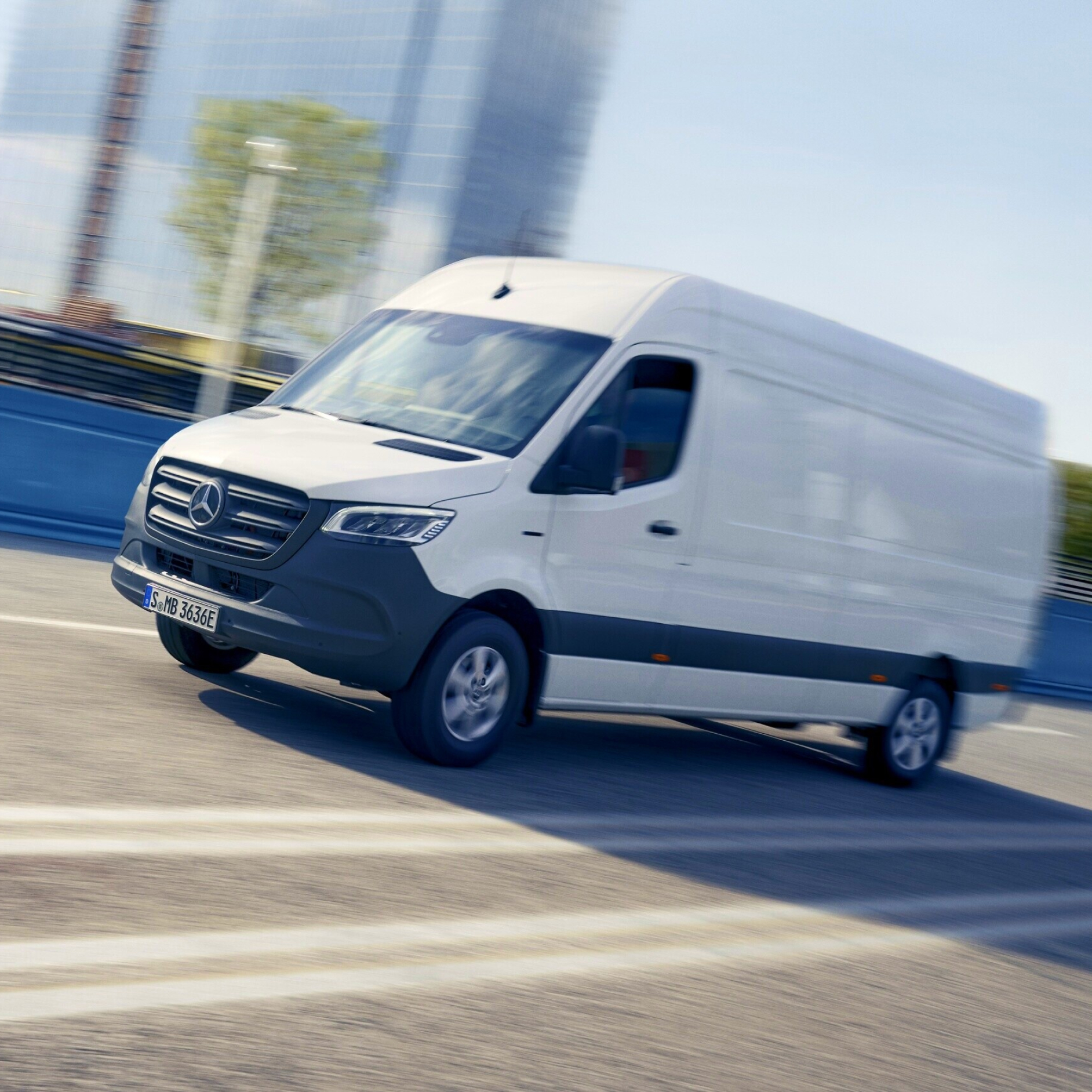 Elektromobilitás | eSprinter zárt áruszállító | Mercedes-Benz A Mercedes-Benz eSprinter zárt áruszállító a városközpontban.