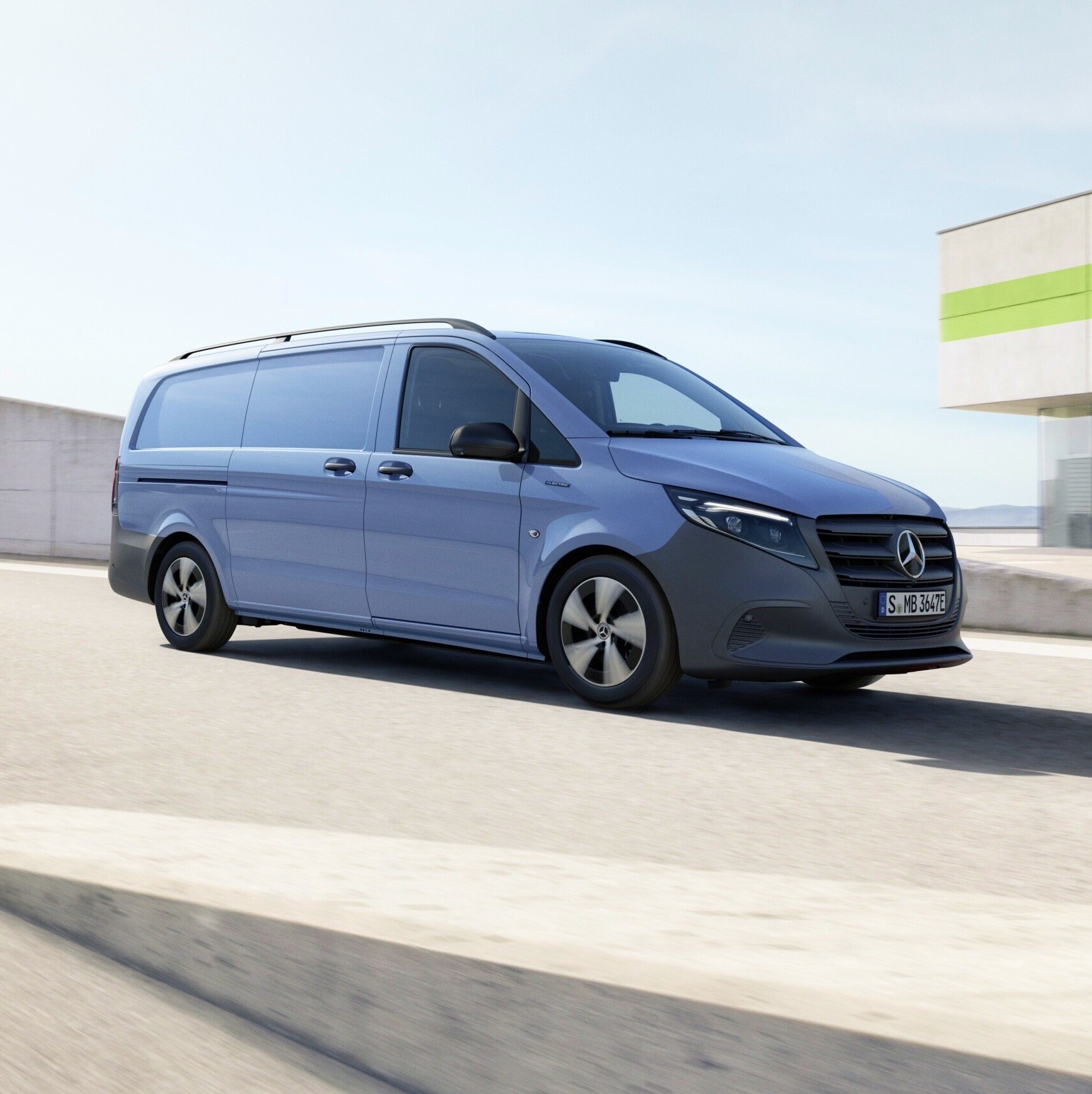 A Mercedes-Benz eVito zárt áruszállító egy többszintes parkolóház legfelső szintjén.