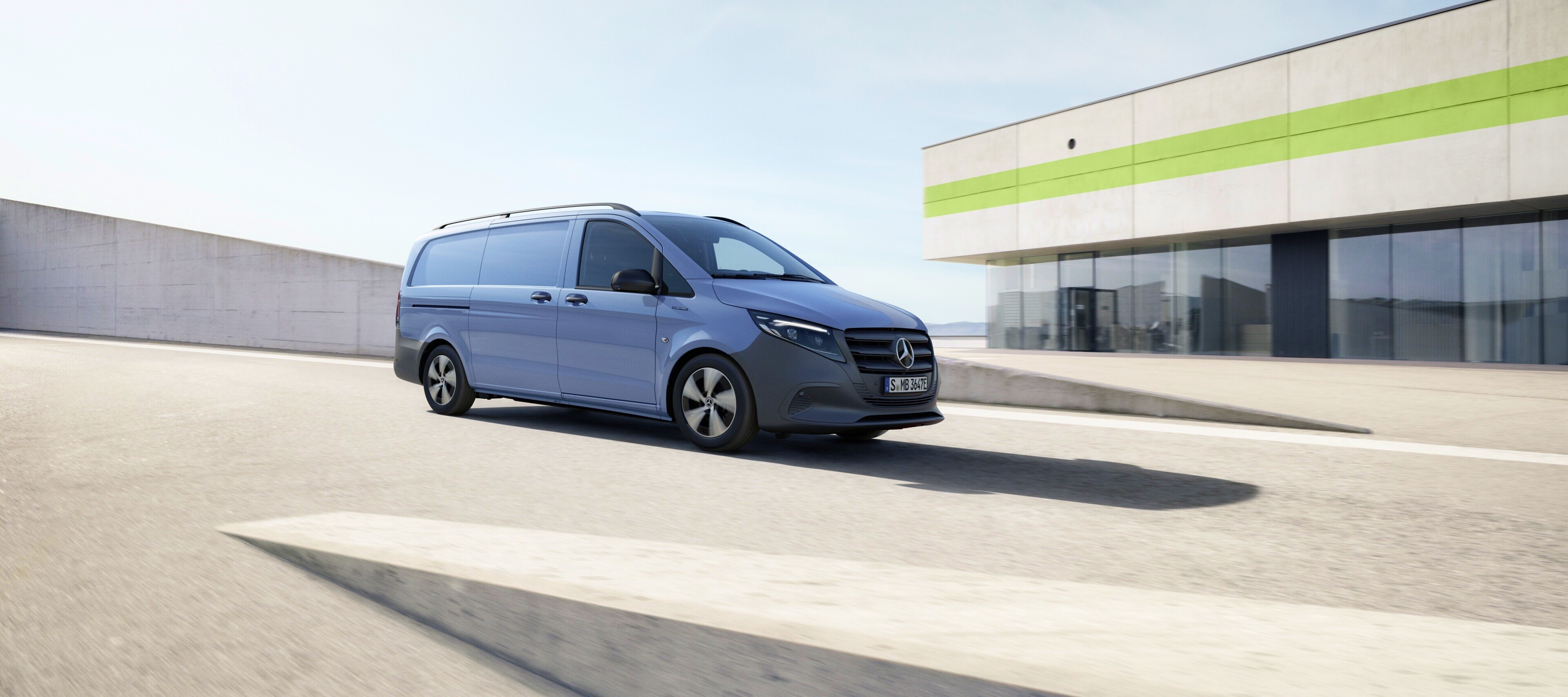 Járműösszehasonlítás | eVito zárt áruszállító | Mercedes-Benz A Mercedes-Benz eVito zárt áruszállító egy többszintes parkolóház legfelső szintjén.