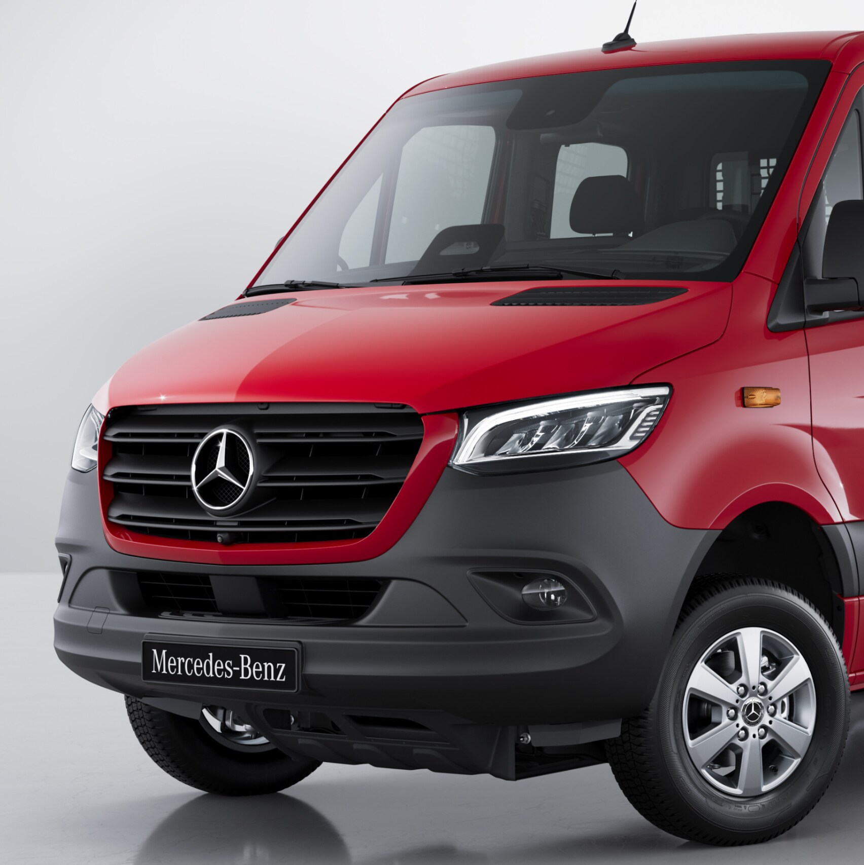 A Mercedes-Benz Sprinter platós gépjármű.