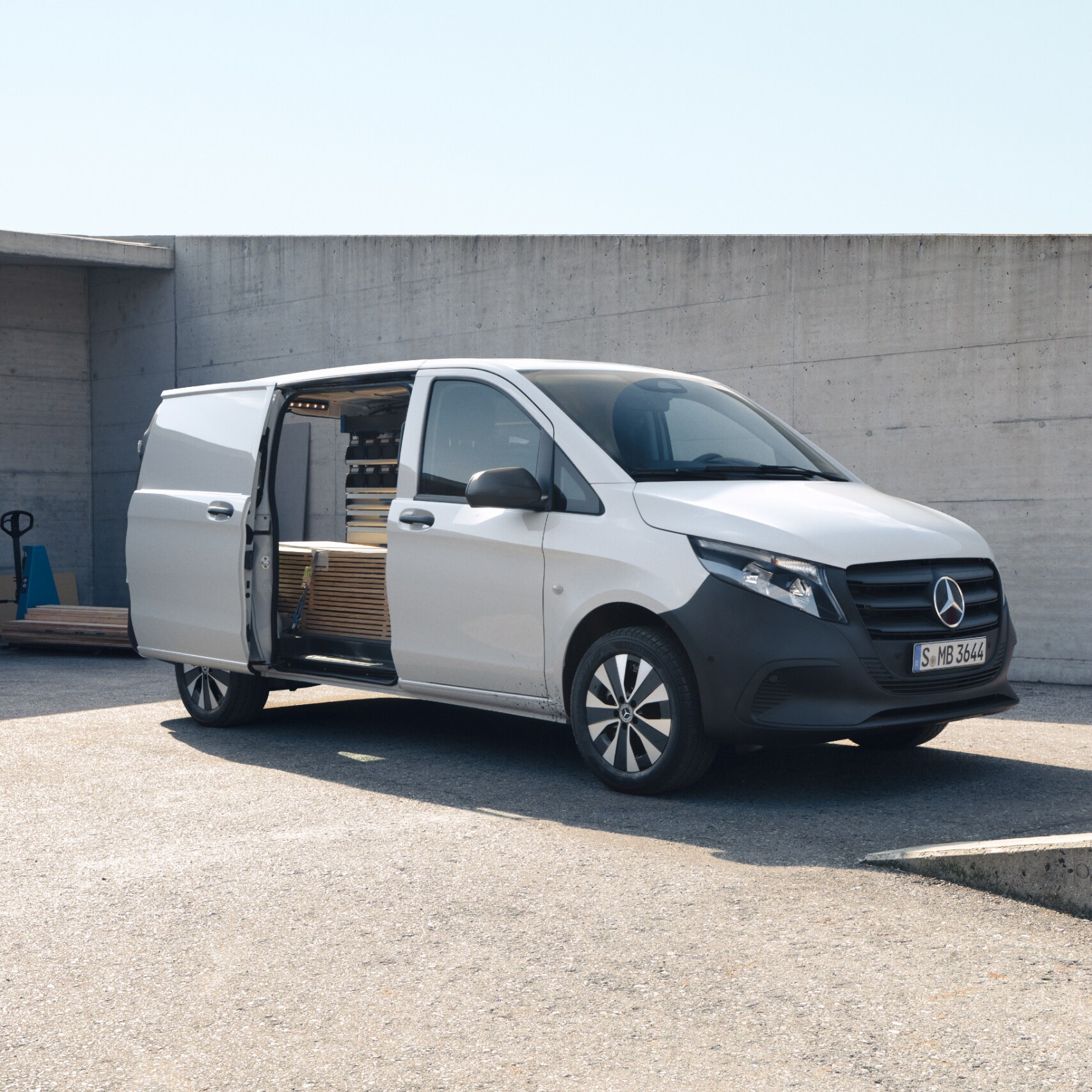 A Mercedes-Benz Vito zárt áruszállító egy építkezésen.