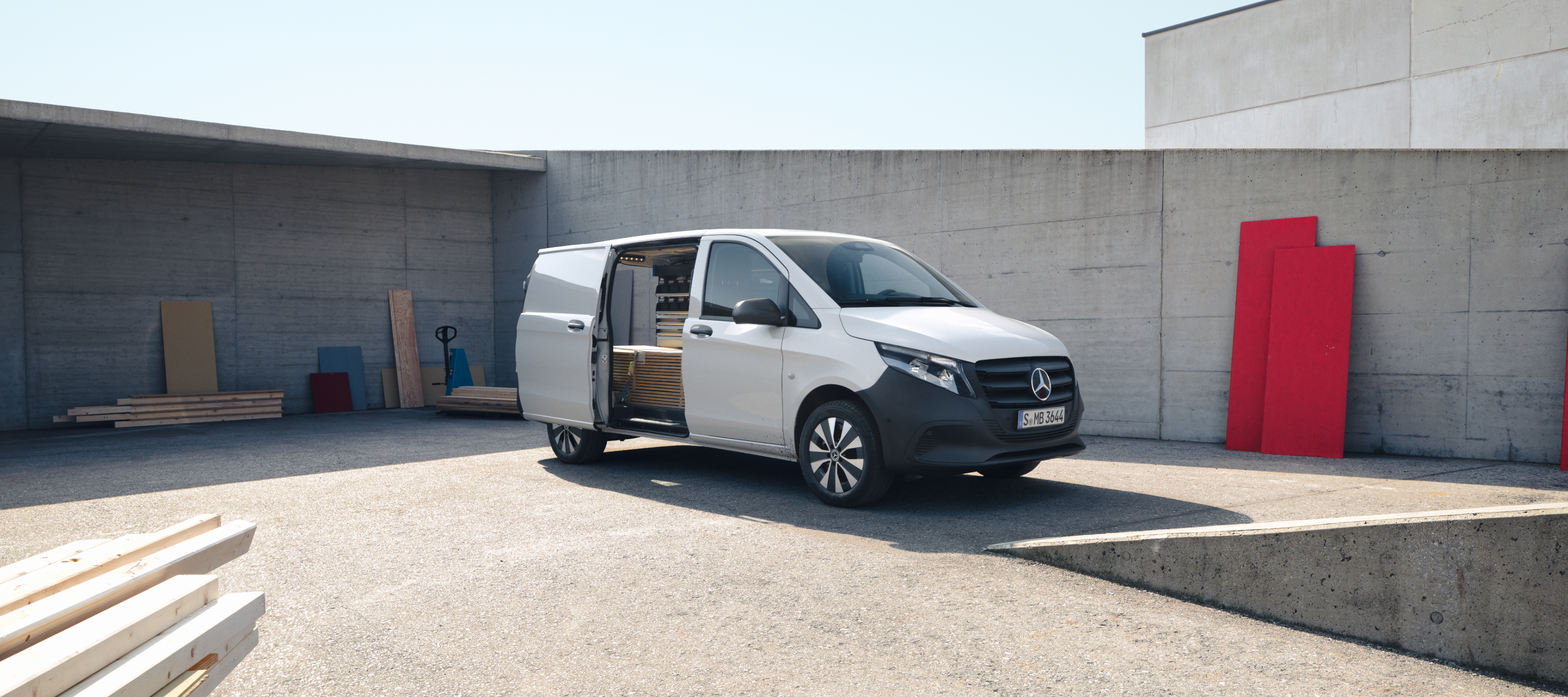 Járműösszehasonlítás | Vito zárt áruszállító | Mercedes-Benz A Mercedes-Benz Vito zárt áruszállító egy építkezésen.