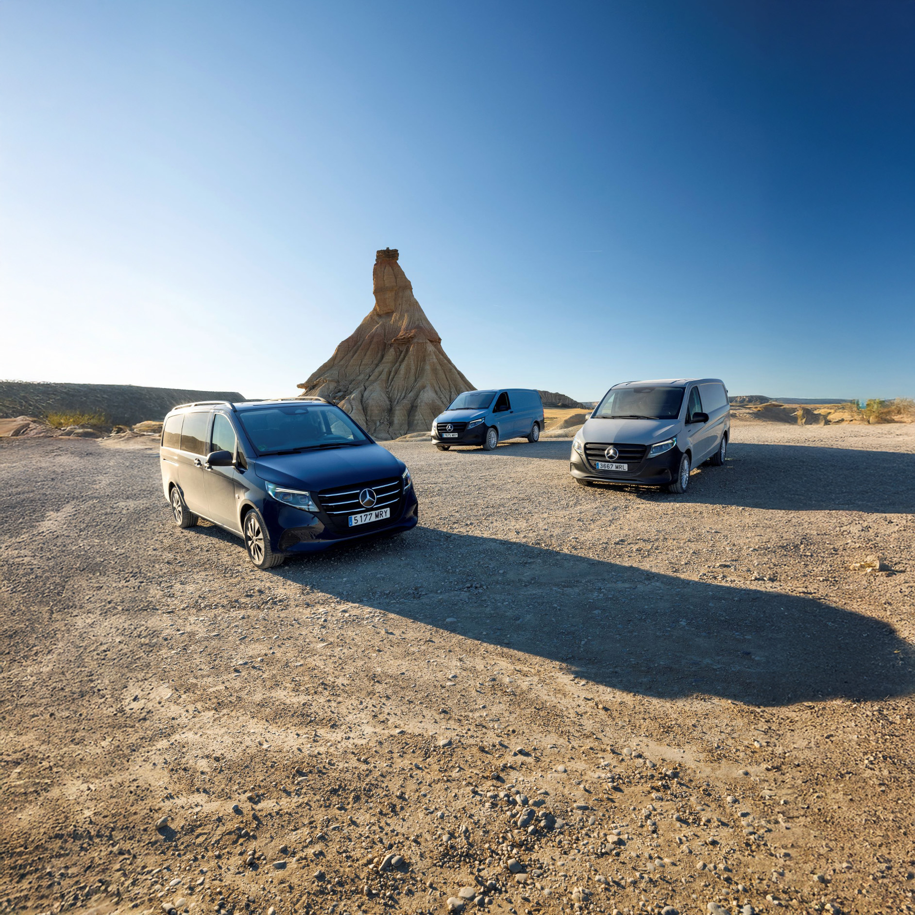 Vito | Mercedes-Benz kishaszongépjárművek A Mercedes-Benz Vito Tourer, eVito Tourer, Vito zárt áruszállító, eVito zárt áruszállító és Vito Mixto egymás mellett állnak egy raktárban.