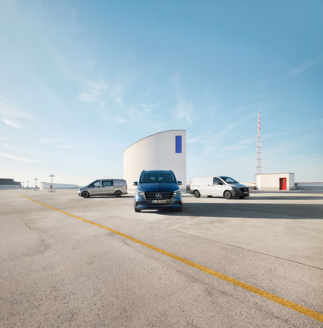 Vito | Mercedes-Benz kishaszongépjárművek A Mercedes-Benz eVito zárt áruszállító, Vito zárt áruszállító, Vito Mixto, eVito Tourer és Vito Tourer egymás mellett állnak egy raktárban.