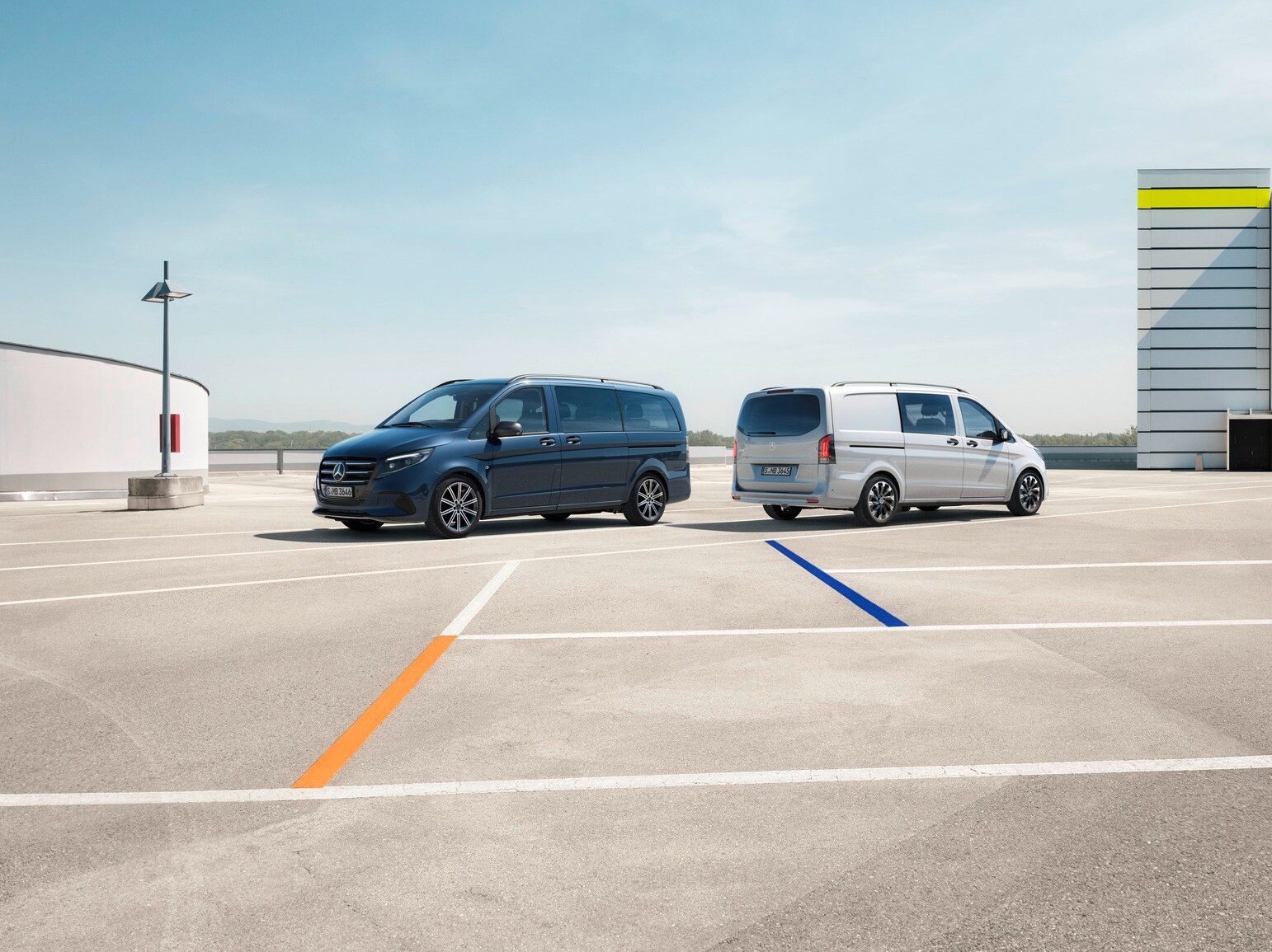 A Vito Tourer és a Vito Mixto egy parkolóban állnak.