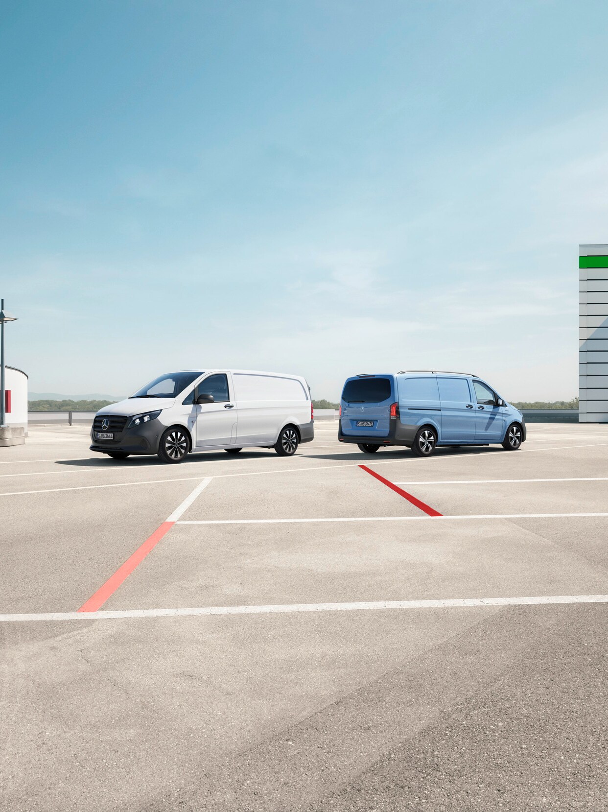 A Vito zárt áruszállító és az eVito zárt áruszállító egy parkolóban áll.