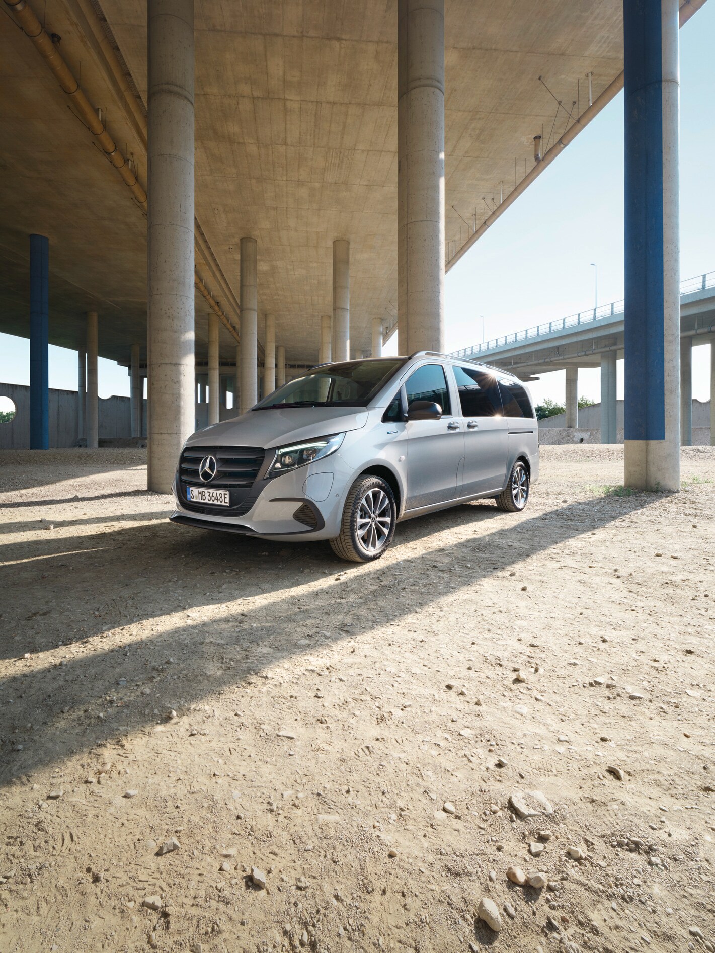 Egy híd alatt álló eVito Tourer.