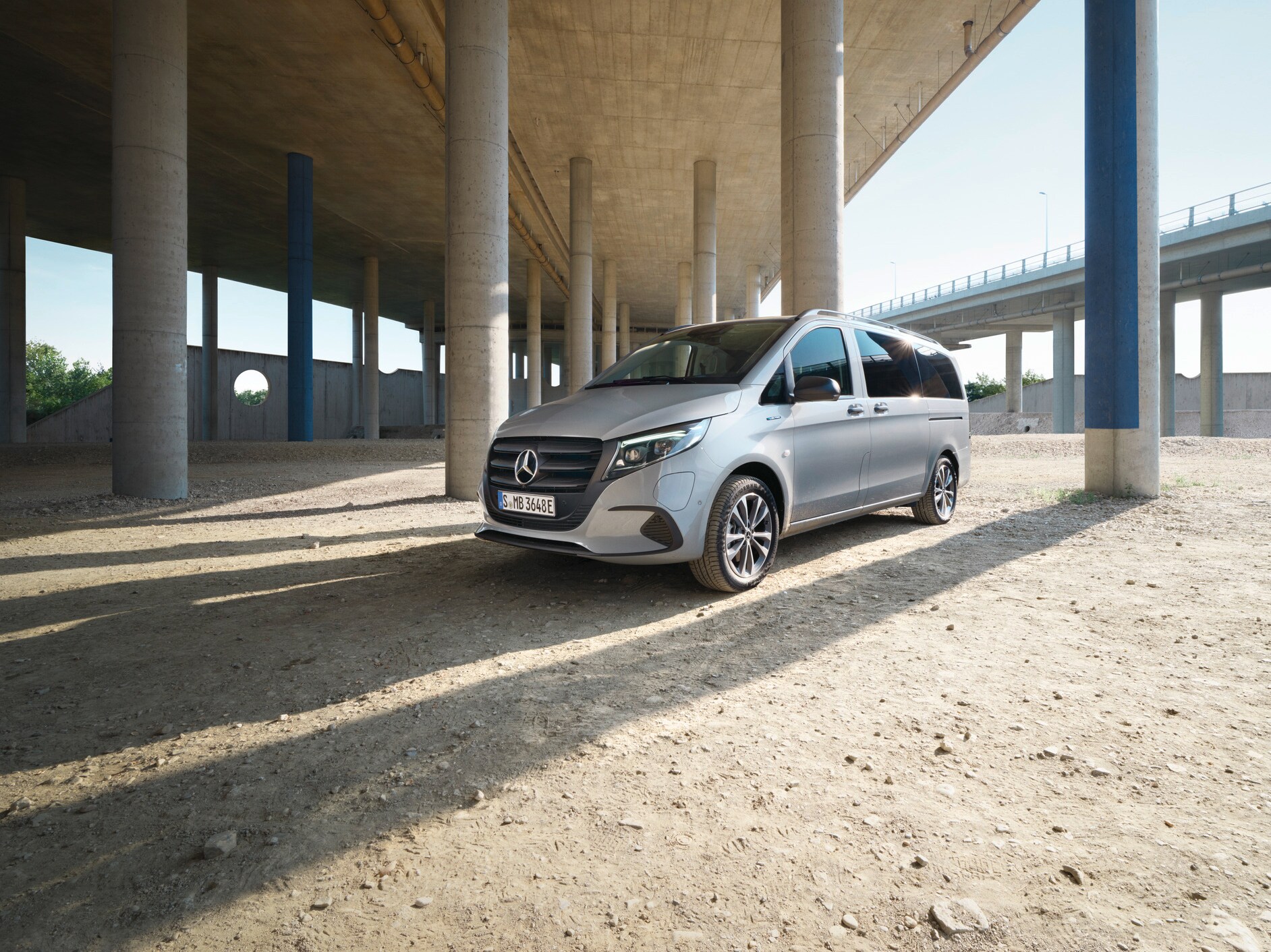 Egy híd alatt álló eVito Tourer.