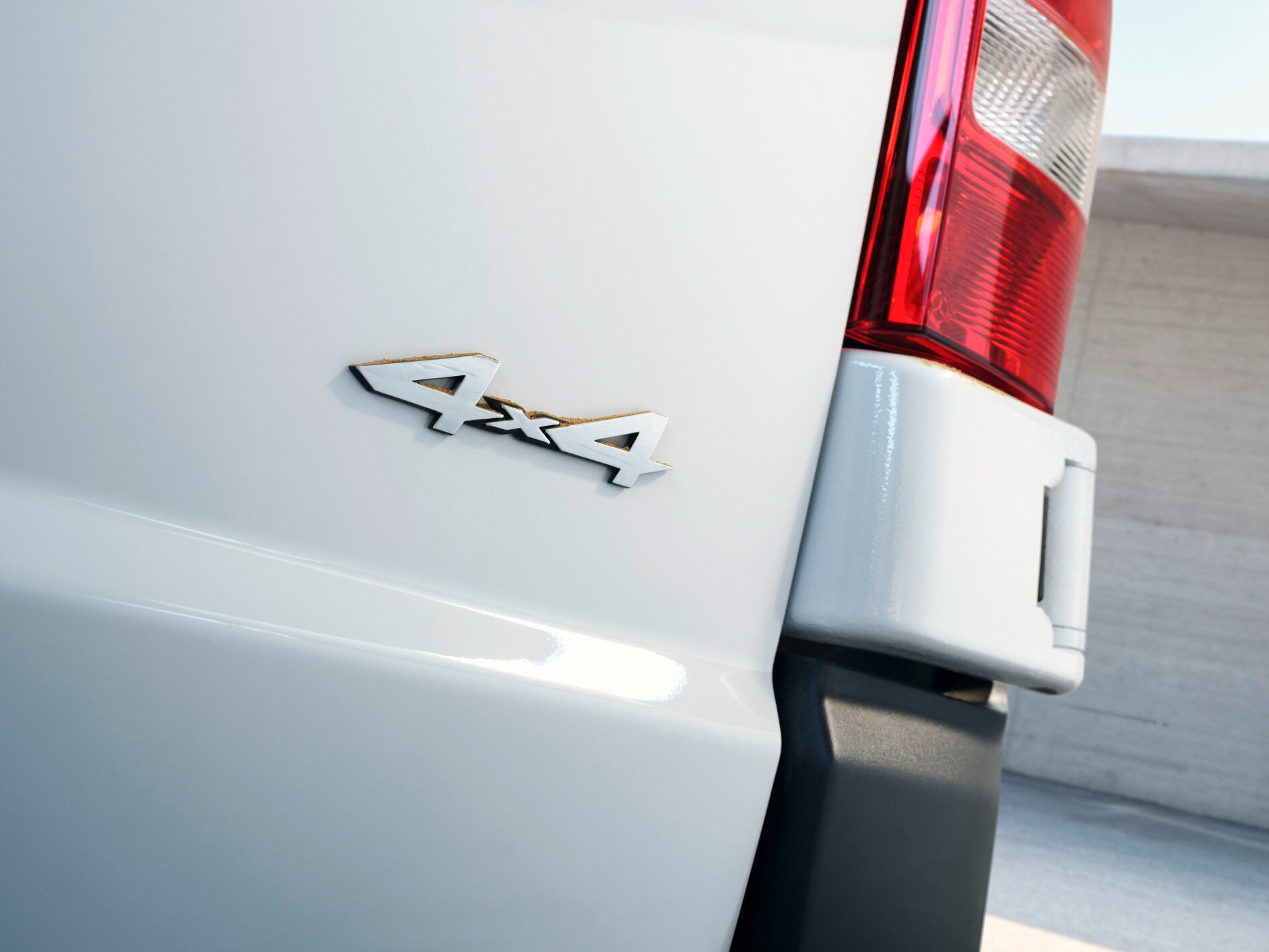 A Vito zárt áruszállító hátulja 4x4-es emblémával.