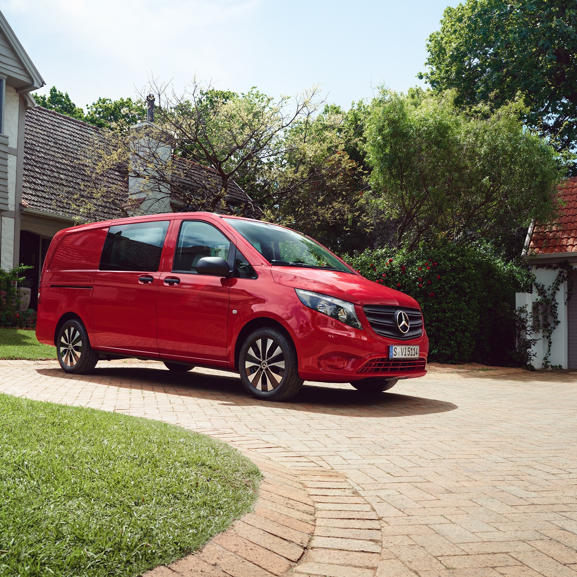 A Mercedes‑Benz Vito Mixto lakóövezeti környezetben, amely jól szemlélteti, hogy egy járművel hogyan lehet egyszerre személyeket és rakományt is szállítani.