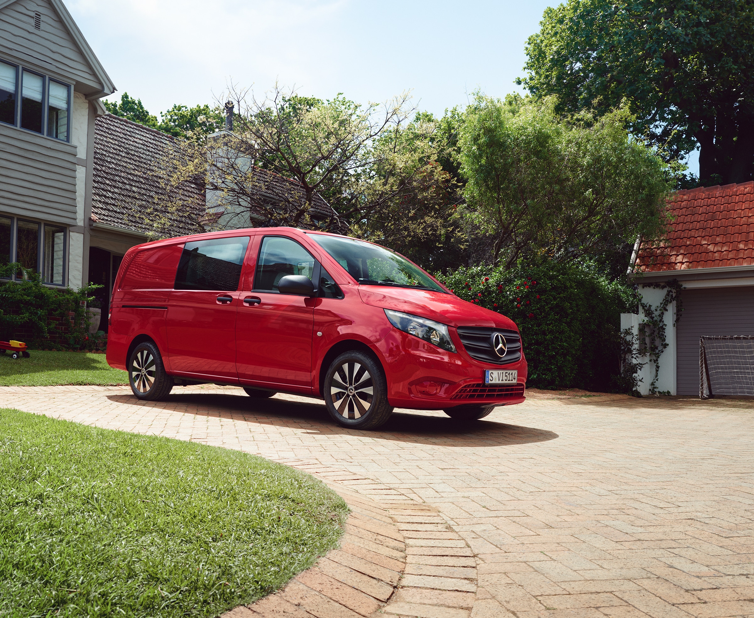 Vito Mixto | Minden Vito | Mercedes-Benz kishaszongépjárművek A Mercedes‑Benz Vito Mixto lakóövezeti környezetben, amely jól szemlélteti, hogy egy járművel hogyan lehet egyszerre személyeket és rakományt is szállítani.