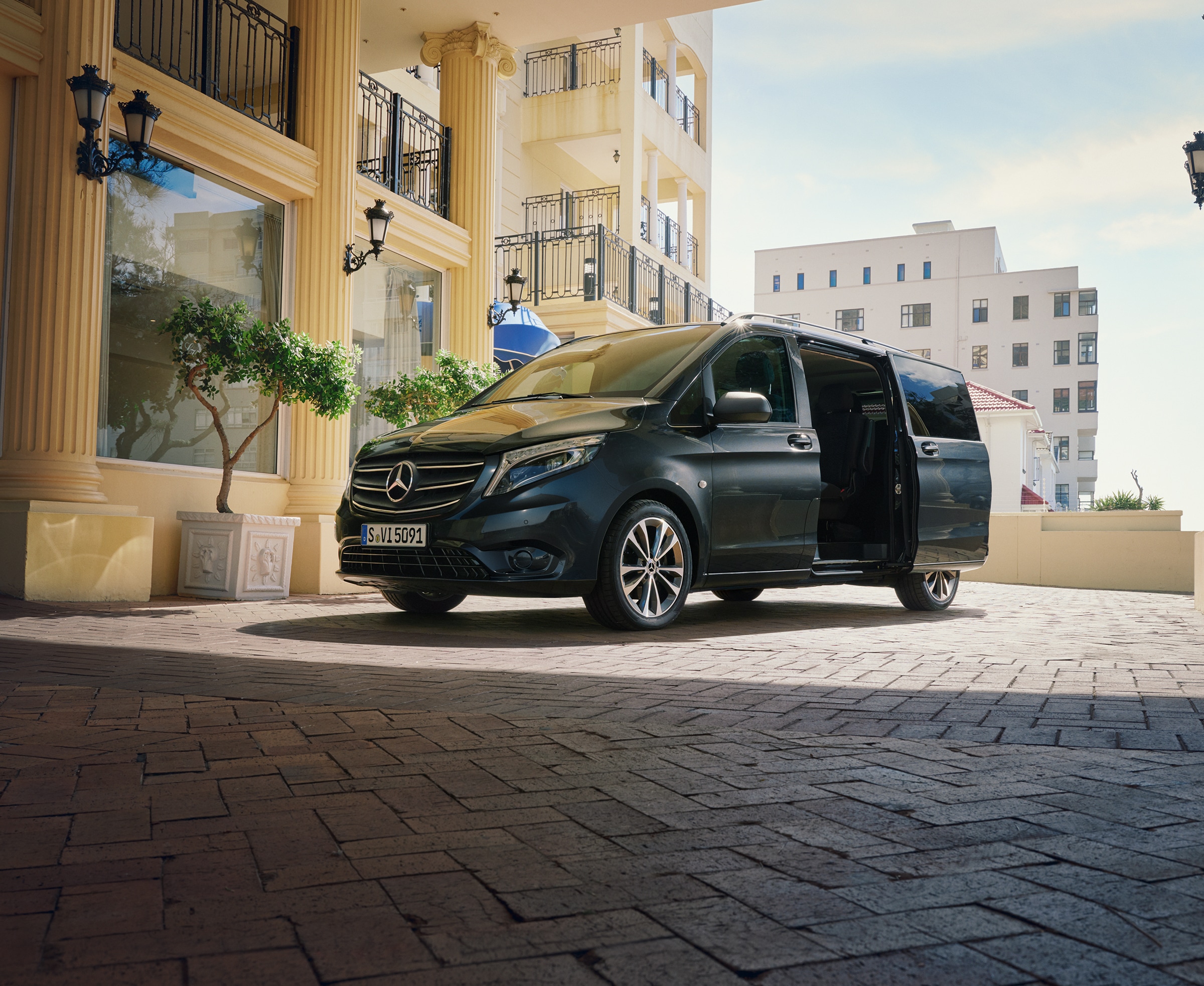 Vito Tourer szállítás | Minden Vito | Mercedes-Benz kishaszongépjárművek Egy Mercedes‑Benz Vito Tourer egy exkluzív épület bejáratánál parkol