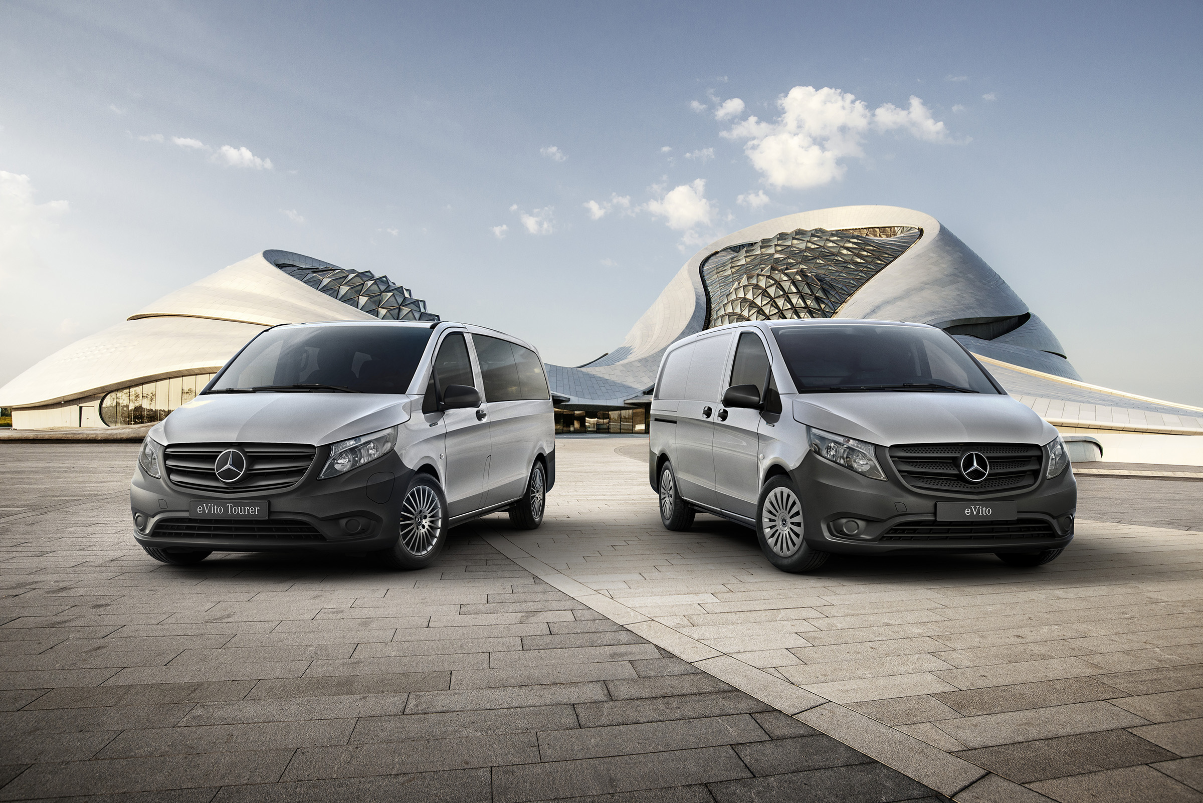 eVito zárt áruszállító és Tourer | Minden Vito | Mercedes-Benz Az eVito zárt áruszállító és Tourer egy futurisztikus épület előtt