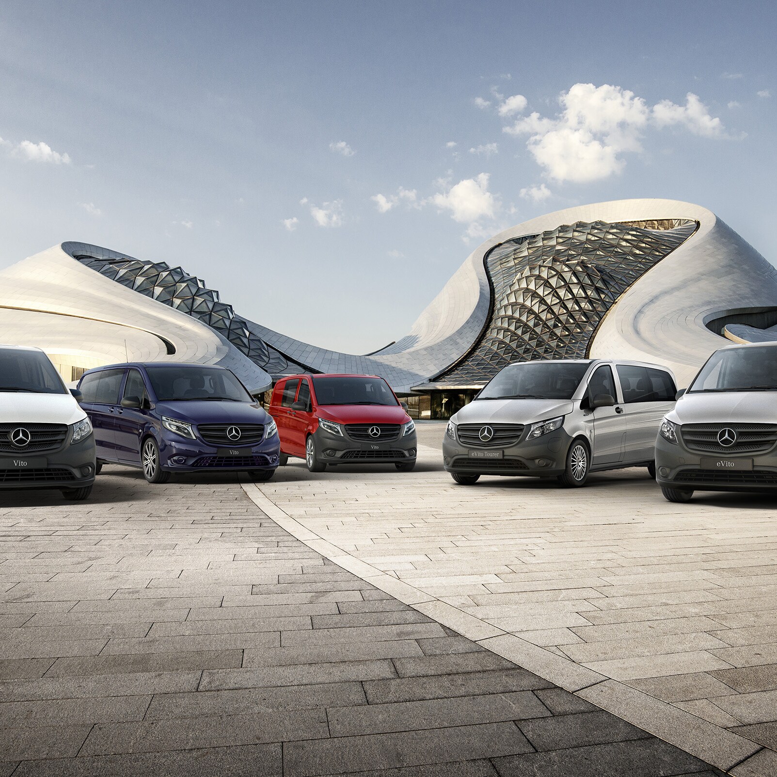 A Mercedes-Benz eVito zárt áruszállító, a Vito zárt áruszállító, a Vito Mixto, az eVito Tourer és a Vito Tourer egymás mellett állnak egy futurisztikus épület előtt