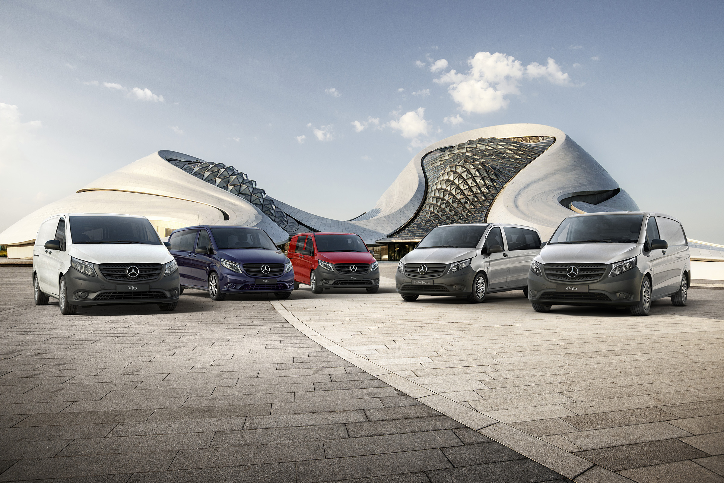 Vito modellcsalád | Minden Vito | Mercedes-Benz kishaszongépjárművek A Mercedes-Benz eVito zárt áruszállító, a Vito zárt áruszállító, a Vito Mixto, az eVito Tourer és a Vito Tourer egymás mellett állnak egy futurisztikus épület előtt