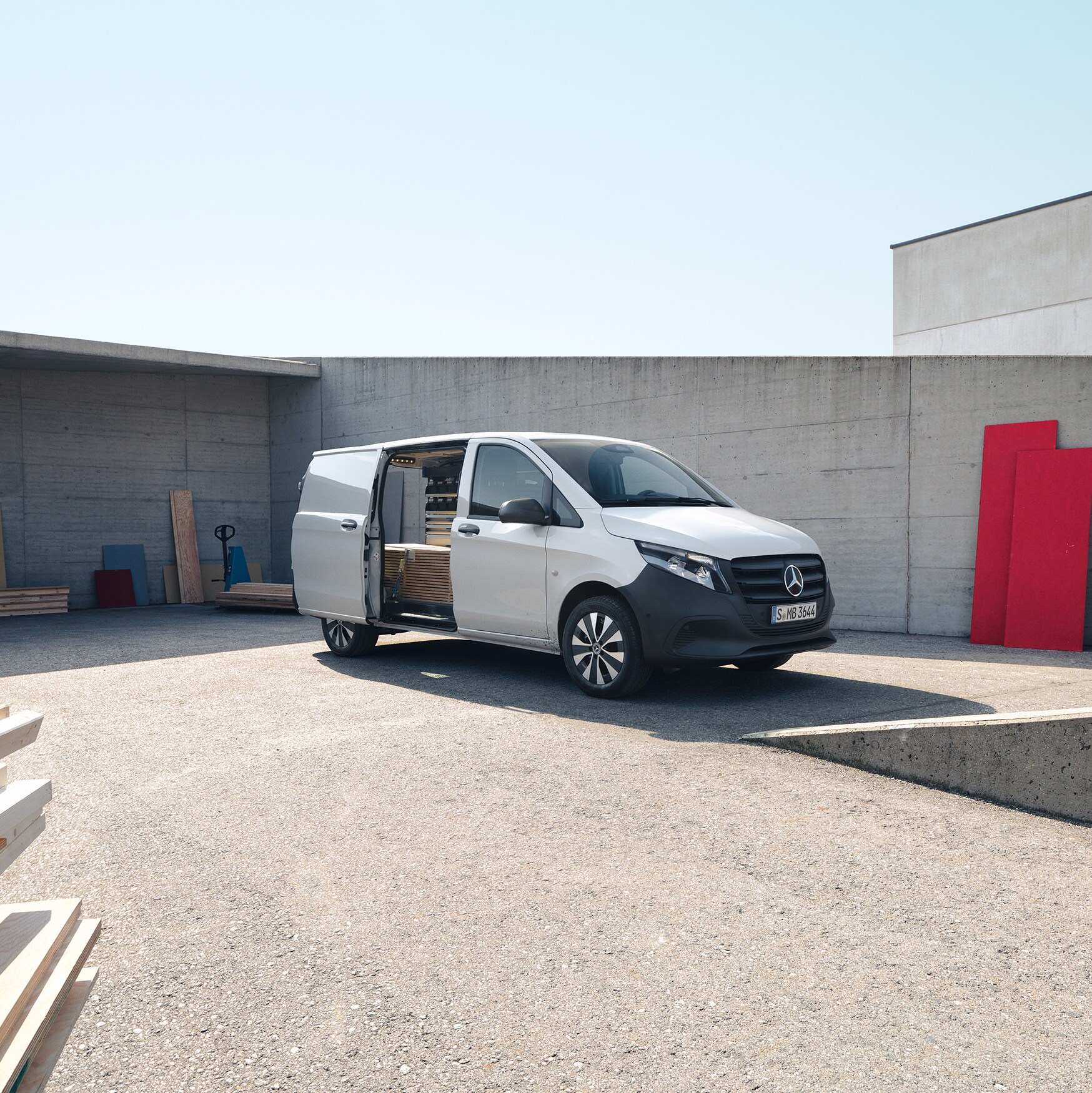 Mercedes‑Benz Vito zárt áruszállító rendezett raktérrel egy építkezésen