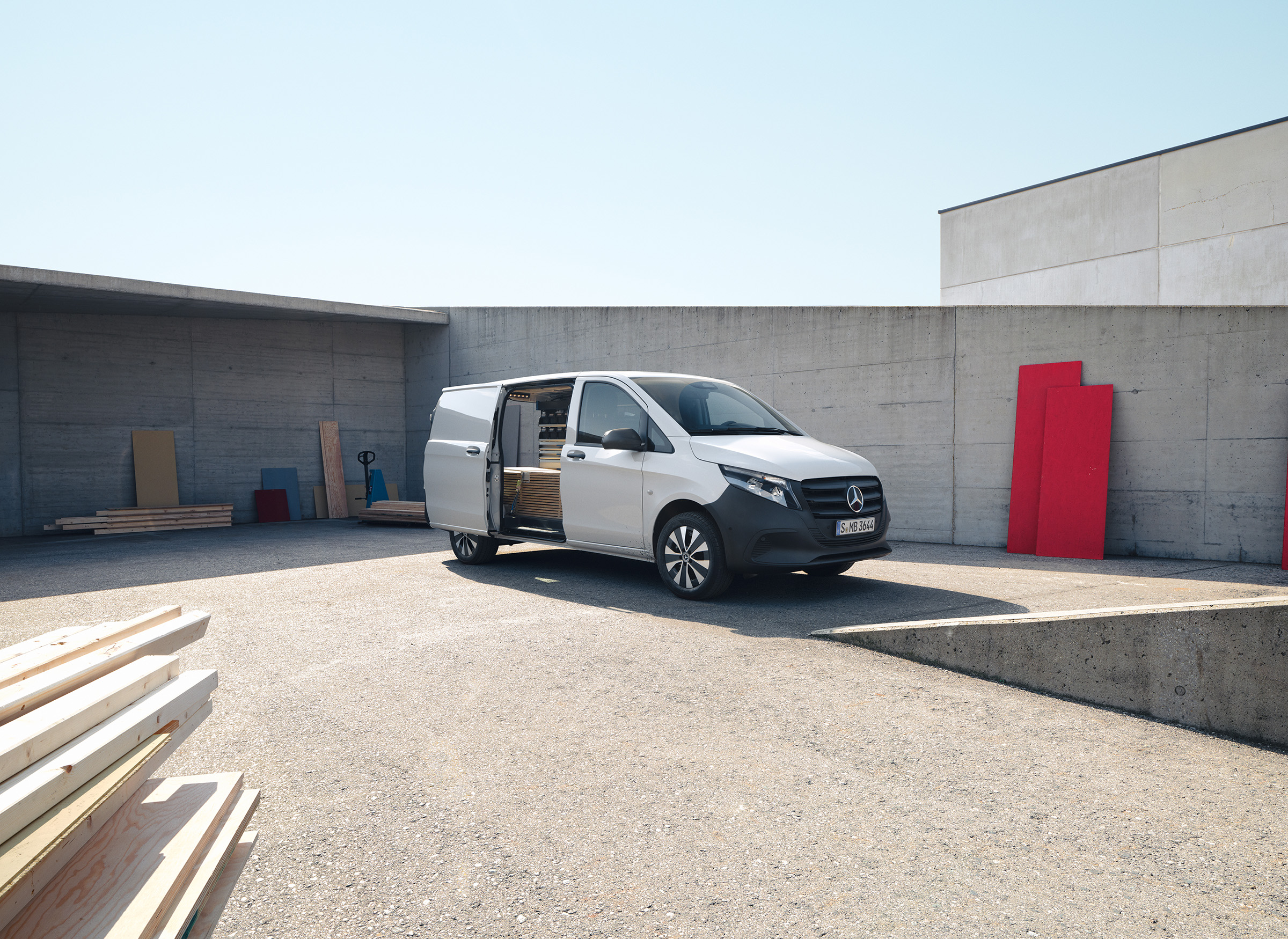Vito zárt áruszállító | Minden Vito | Mercedes-Benz kishaszongépjárművek Mercedes‑Benz Vito zárt áruszállító rendezett raktérrel egy építkezésen