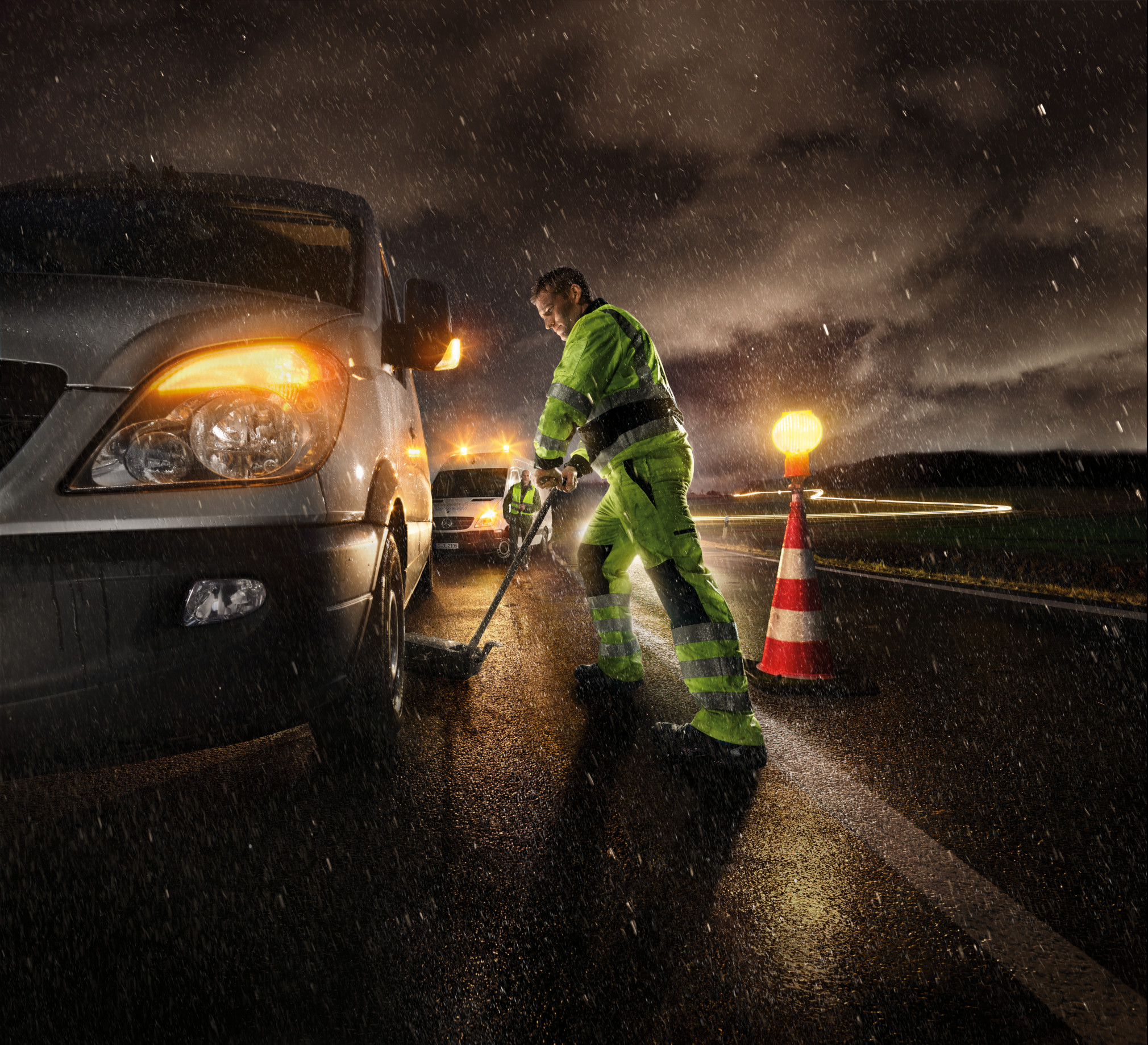 Mercedes-Benz „Service 24h” segélyszolgálat Mercedes-Benz „Service 24h” segélyszolgálat