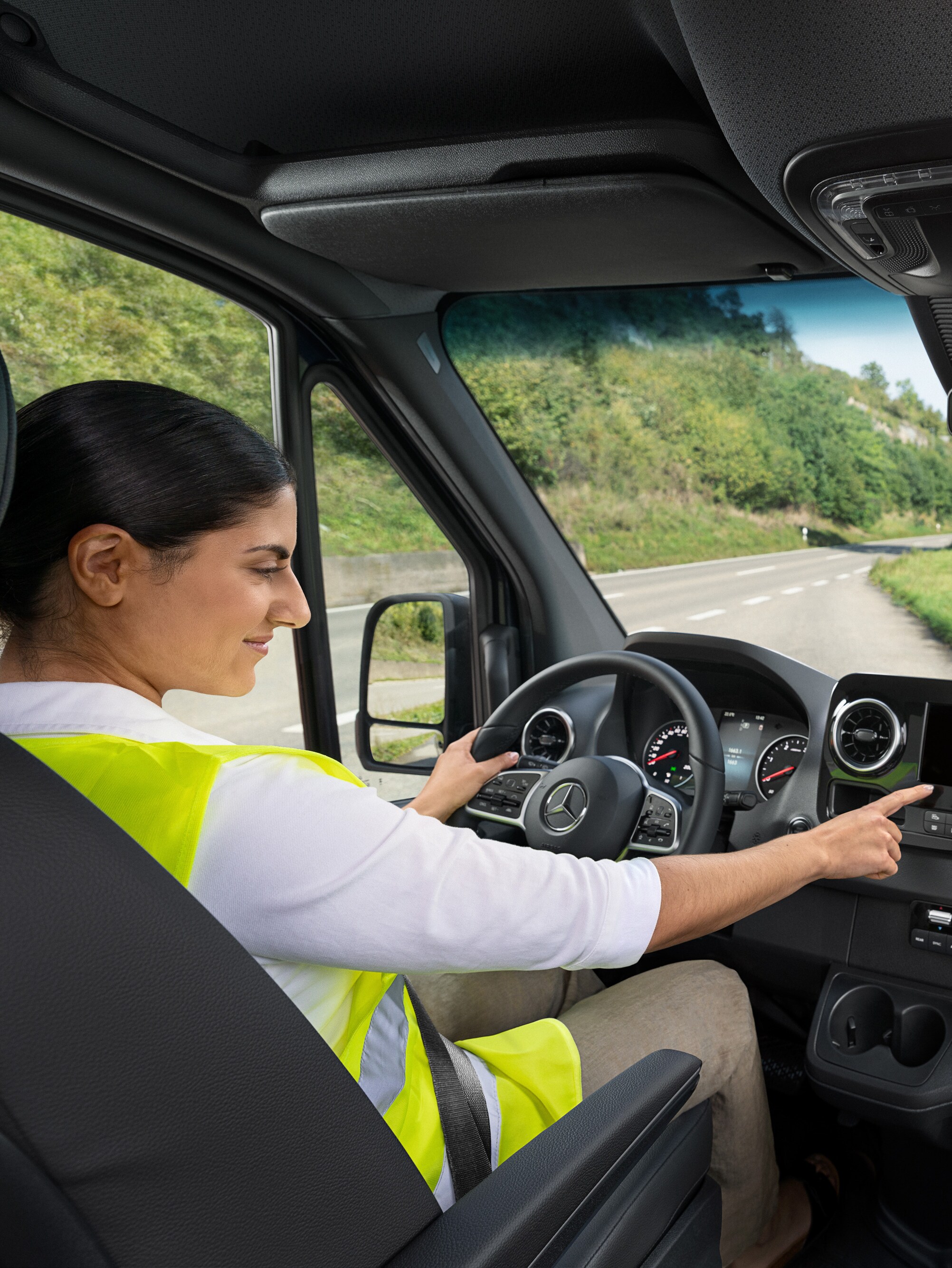 A Mercedes-Benz Sprinter vezetője a fedélzeti menü segítségével hívja a Mercedes-Benz Service24h-t.
