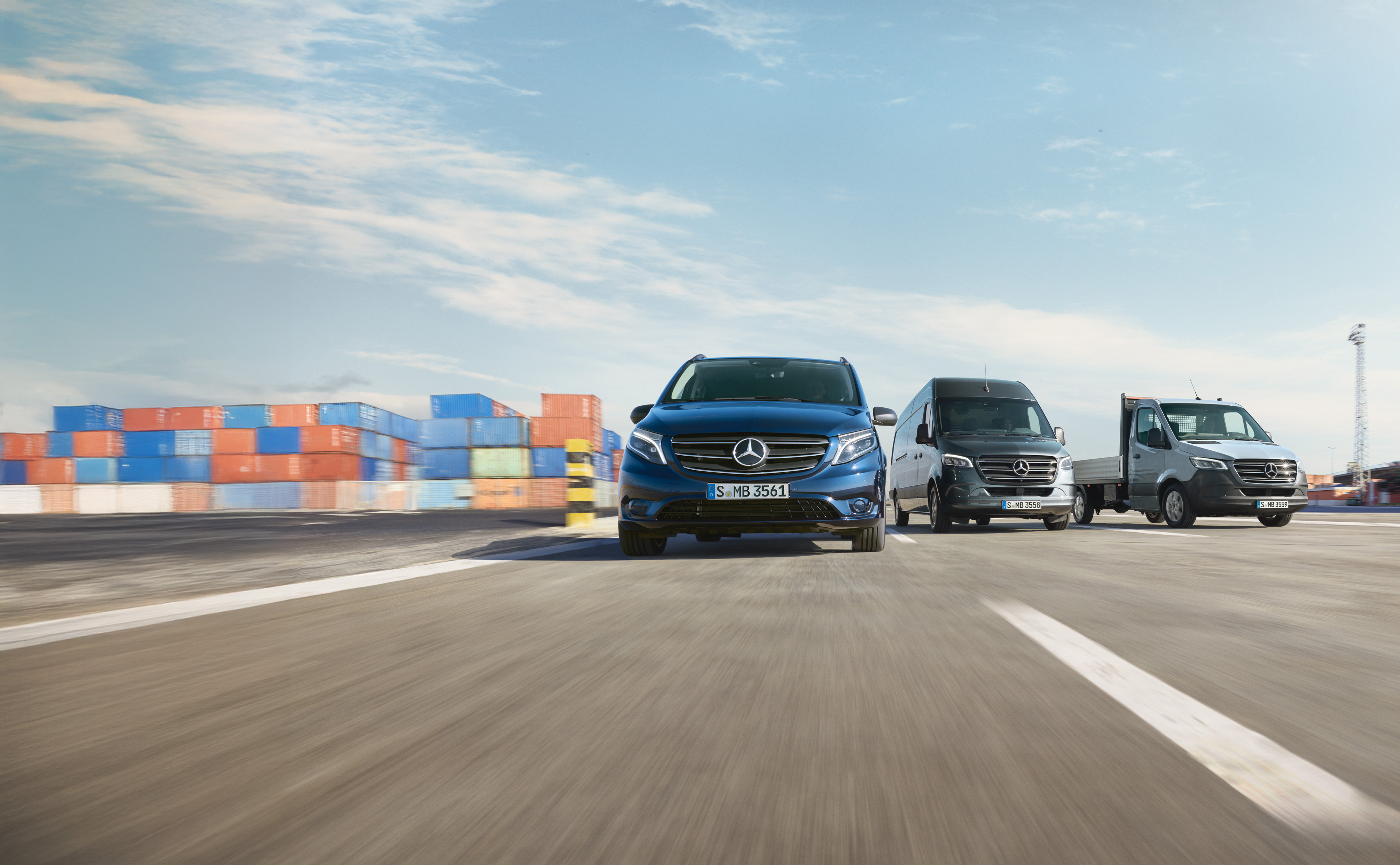 Mercedes-Benz | Kishaszongépjármű szolgáltatás | Service24h Egy rakodódokk melletti úton egymás mellett parkoló Mercedes-Benz kishaszongépjárművek.