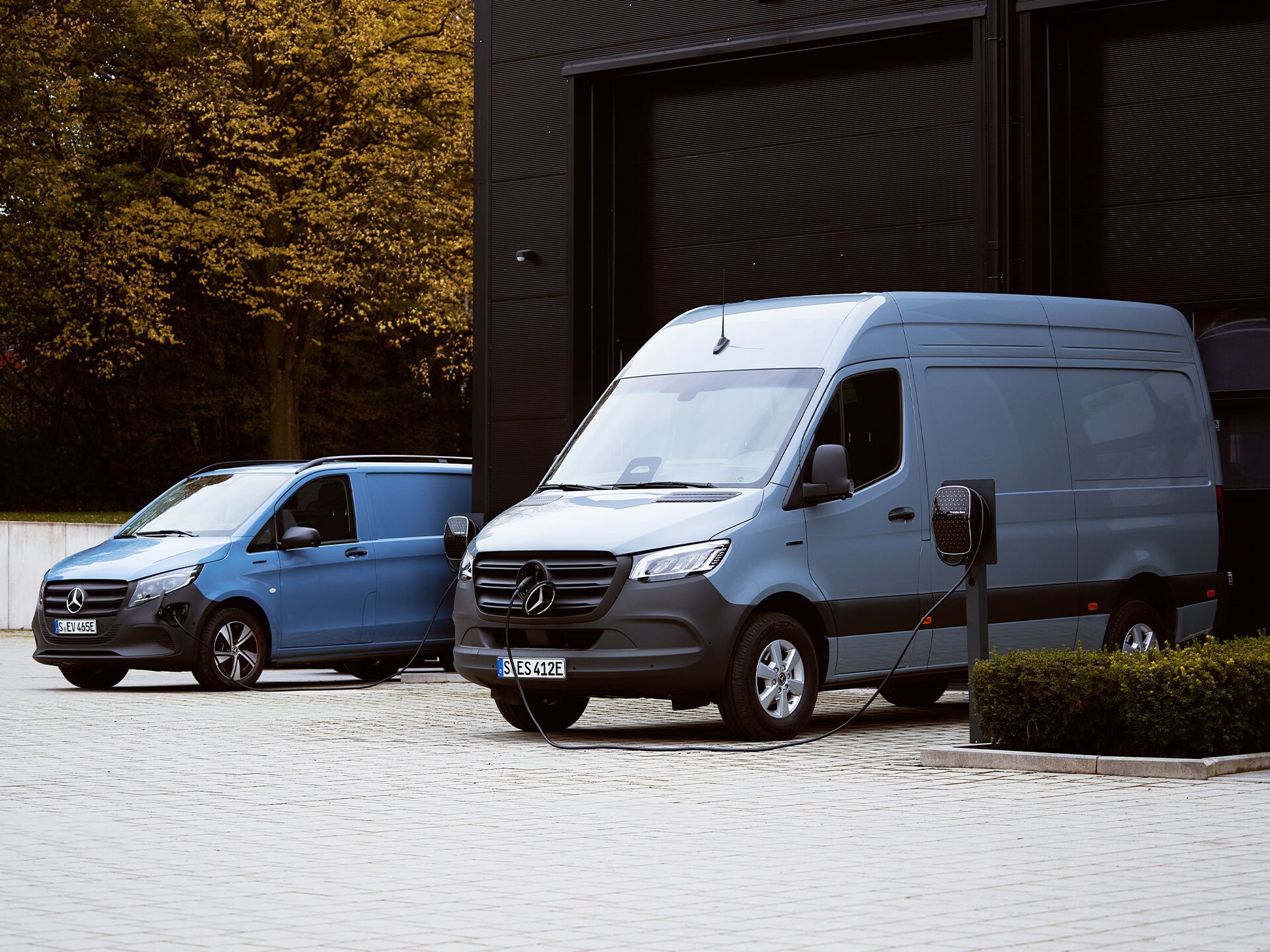 Töltés a munkahelyen Mercedes-Benz járművekhez.