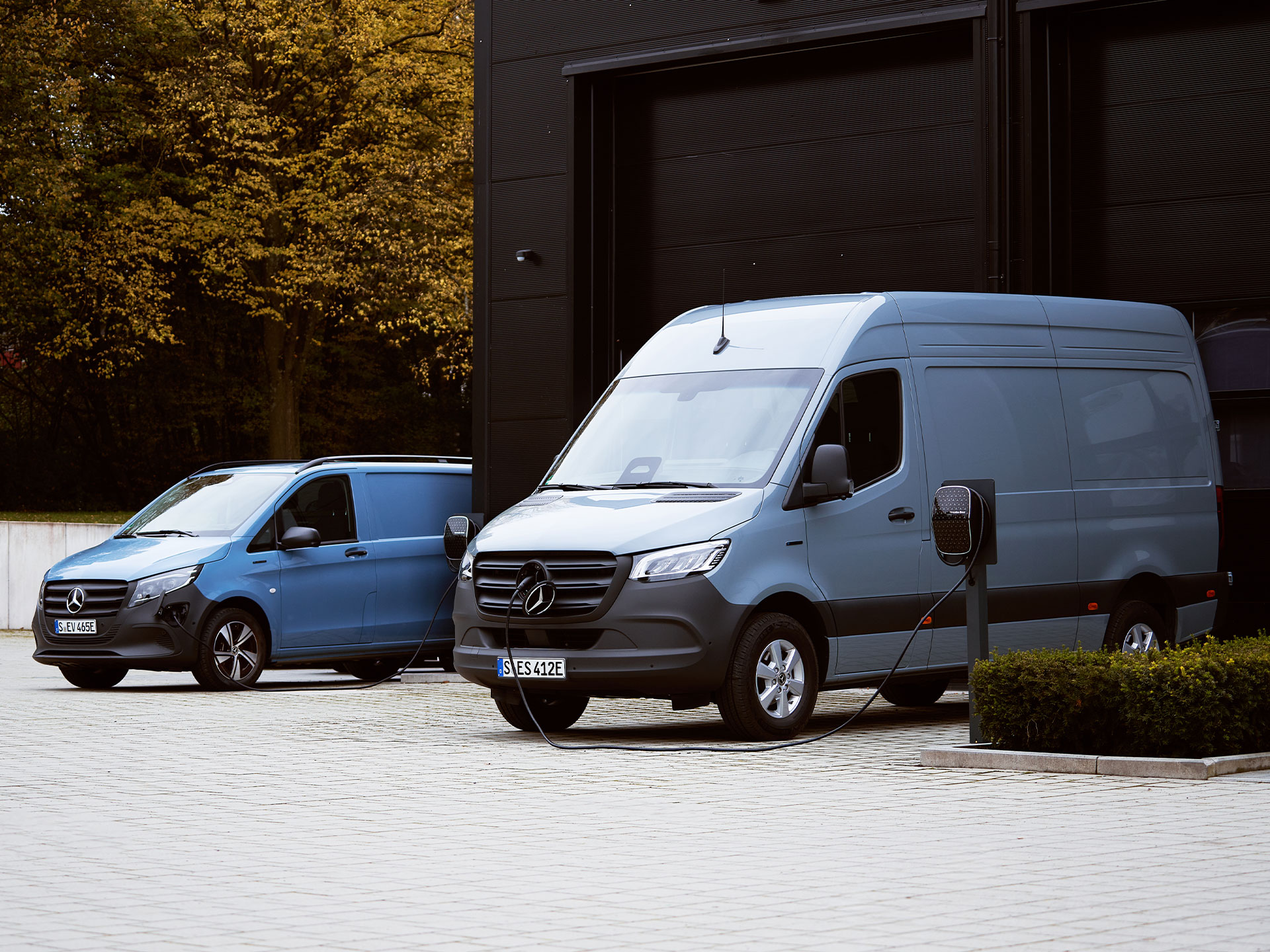 Töltés a munkahelyen | Töltés | Mercedes-Benz kishaszongépjárművek Töltés a munkahelyen Mercedes-Benz járművekhez.