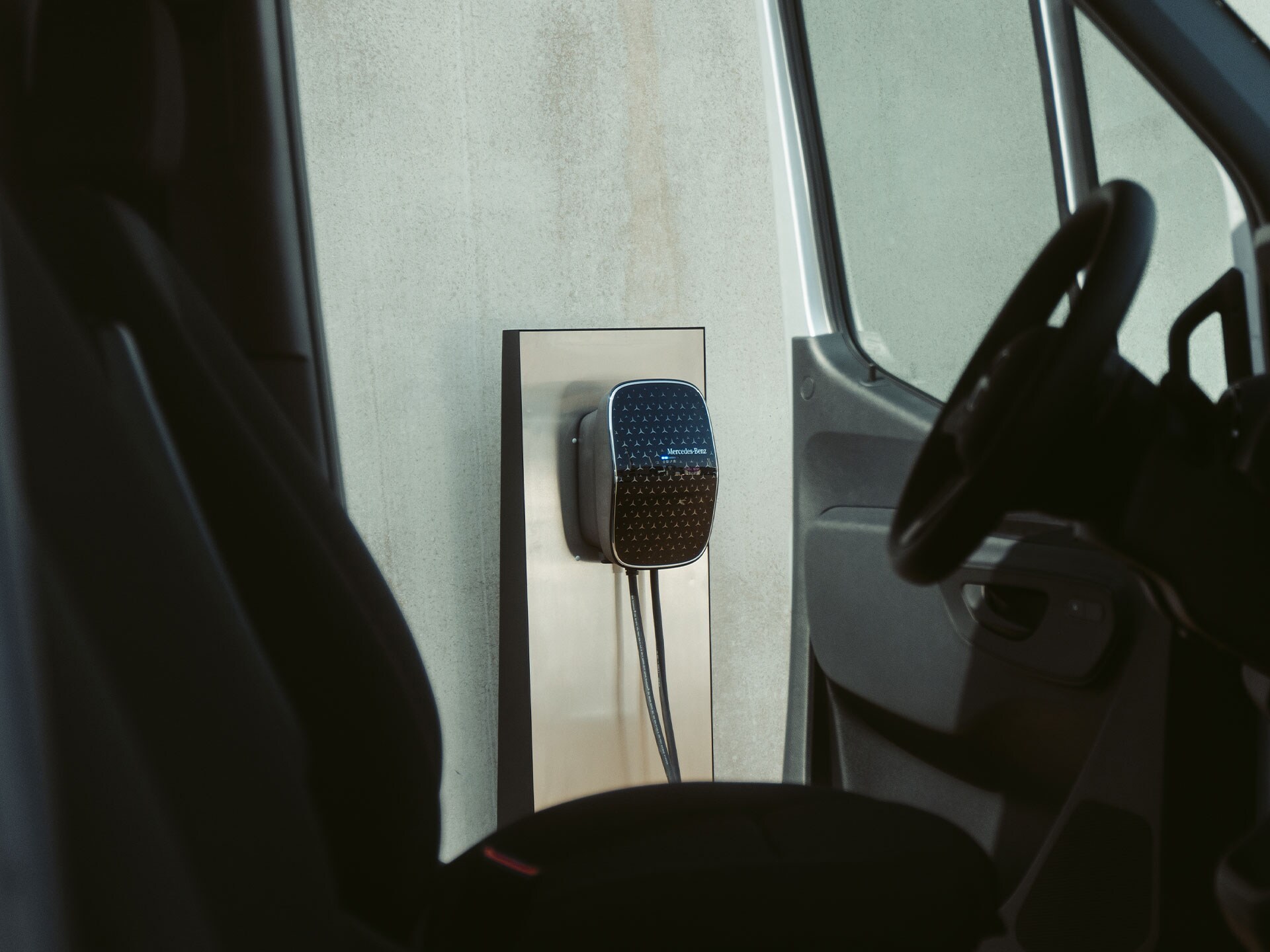 Egy Mercedes-Benz elektromos haszongépjármű töltése egy Mercedes-Benz Wallboxnál.