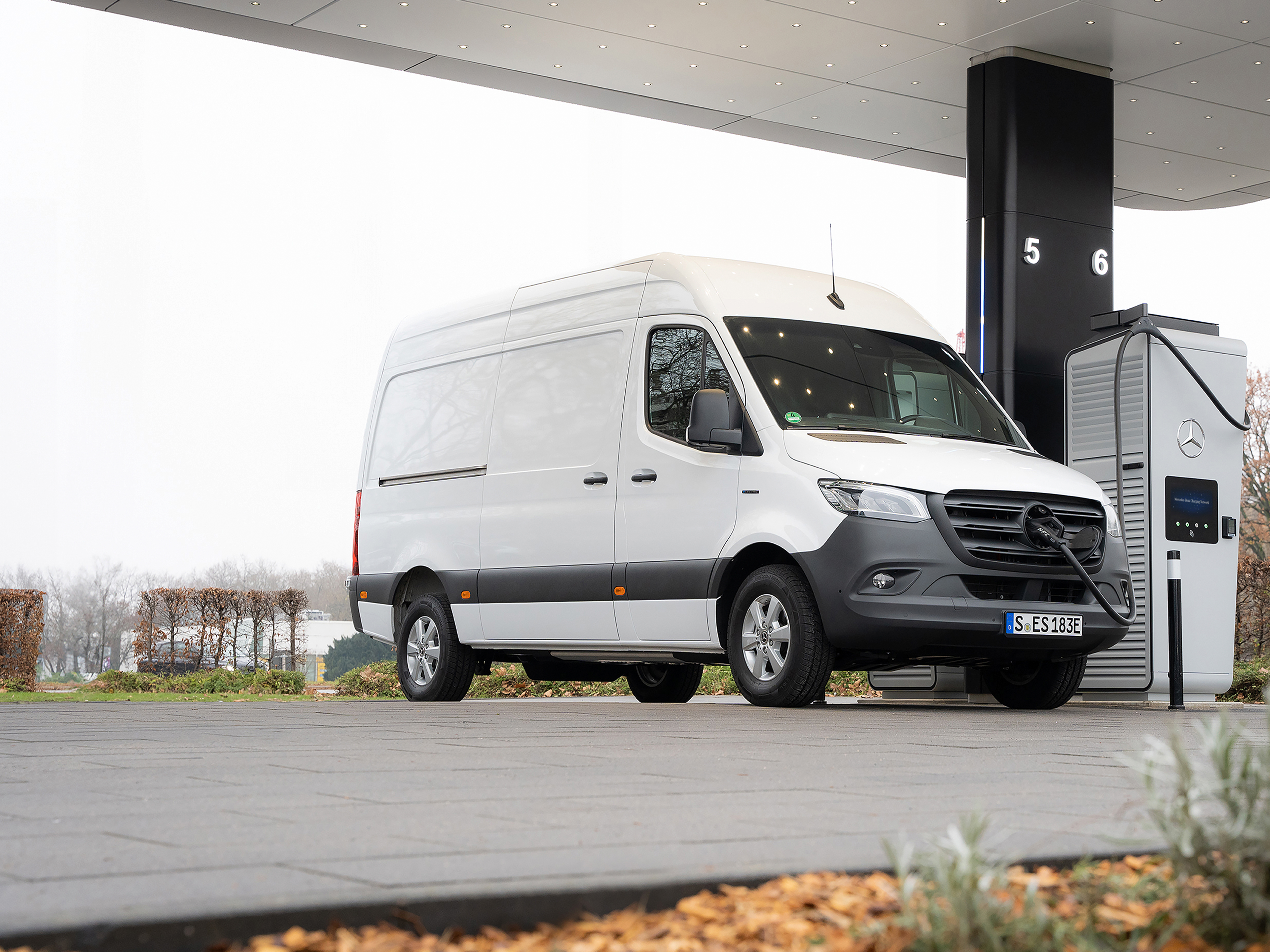 Nyilvános töltés | Töltés | Mercedes-Benz kishaszongépjárművek Töltés útközben az MB.CHARGE Public segítségével.
