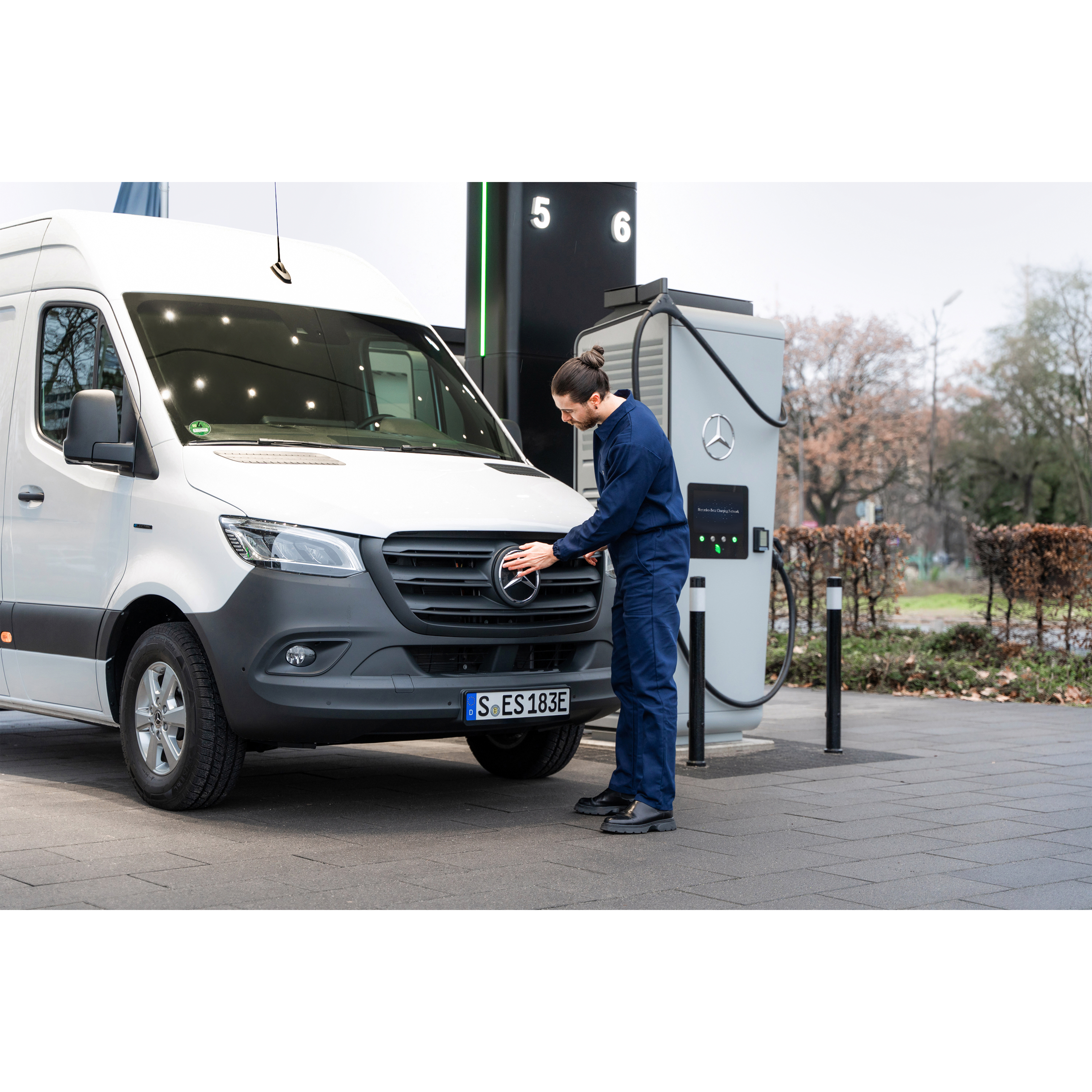 Töltési megoldások | Mercedes-Benz kishaszongépjárművek A töltési megoldások az Ön Mercedes-Benz elektromos kishaszonjárműve számára.