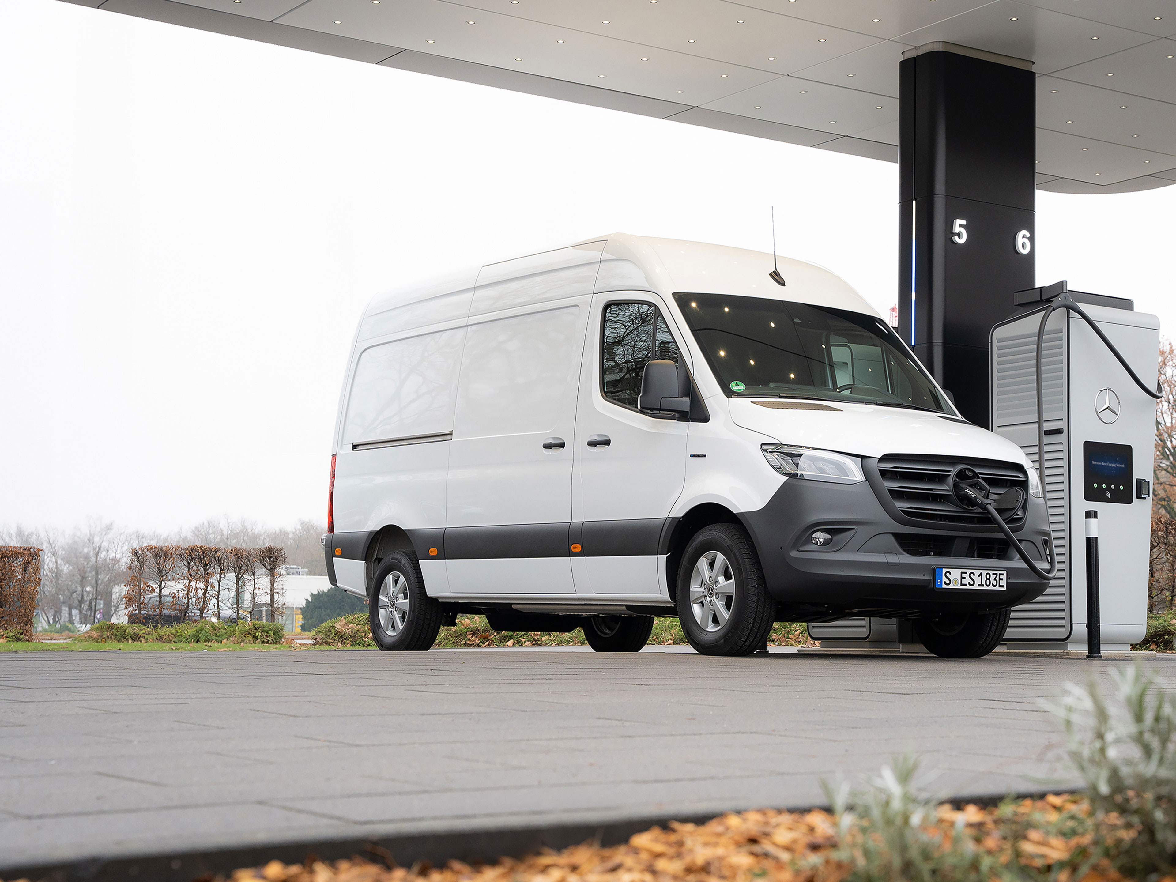 Mercedes-Benz töltőhálózat | Töltés útközben | Mercedes-Benz kishaszongépjárművek Egy Mercedes-Benz kishaszongépjárművek egy töltőállomás előtt töltés közben.