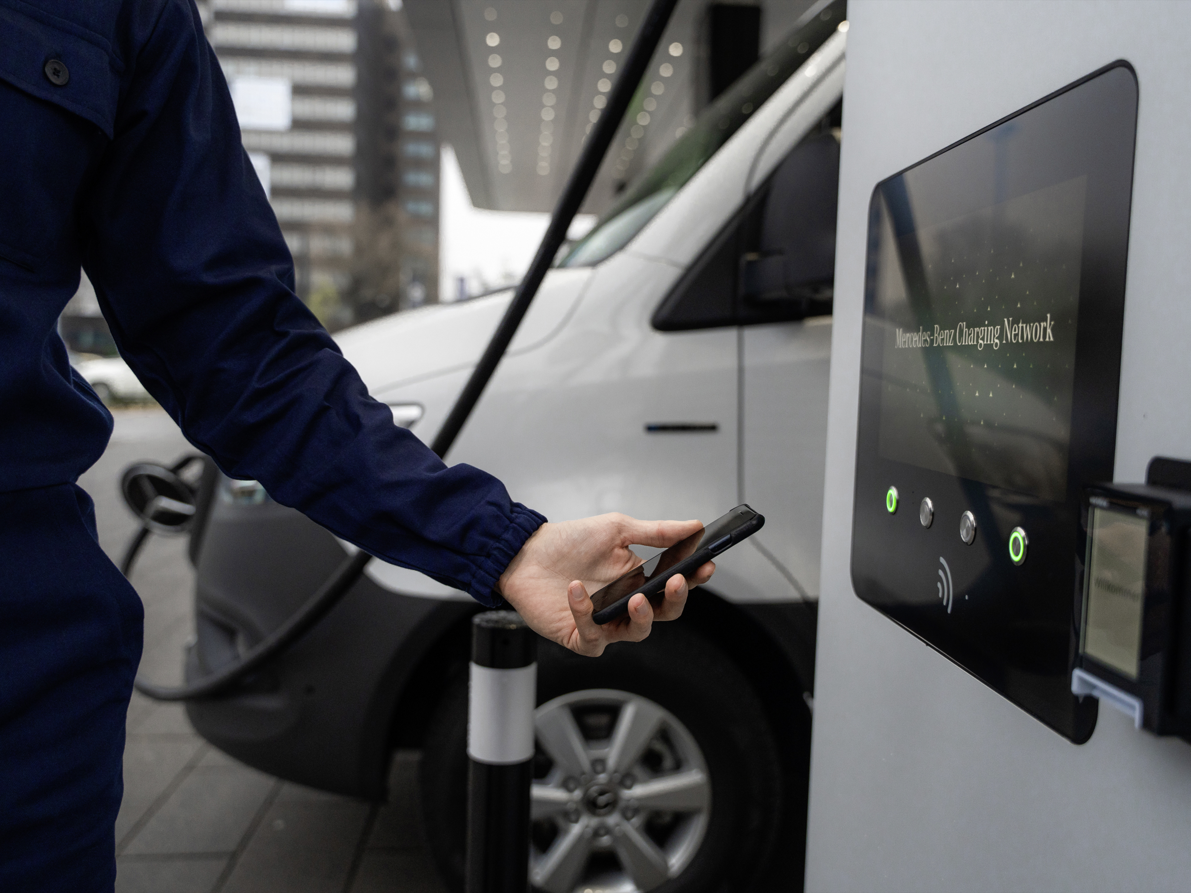 Mercedes-Benz App | Töltés útközben | Mercedes-Benz kishaszongépjárművek A Mercedes-Benz App a Mercedes-Benz kishaszongépjárművek számára.