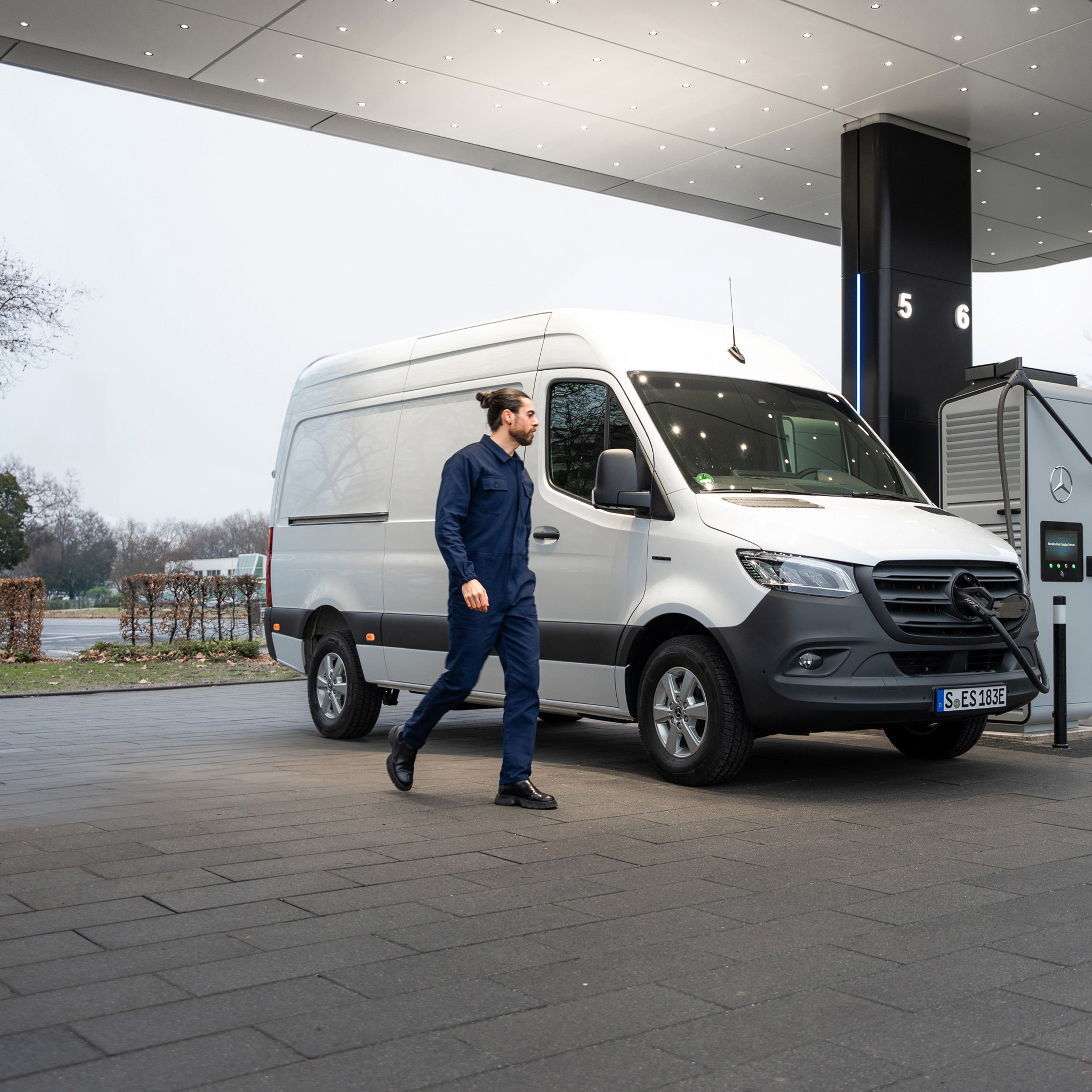 Töltés útközben | Mercedes-Benz kishaszongépjárművek Töltés útközben az MB.CHARGE Public segítségével.